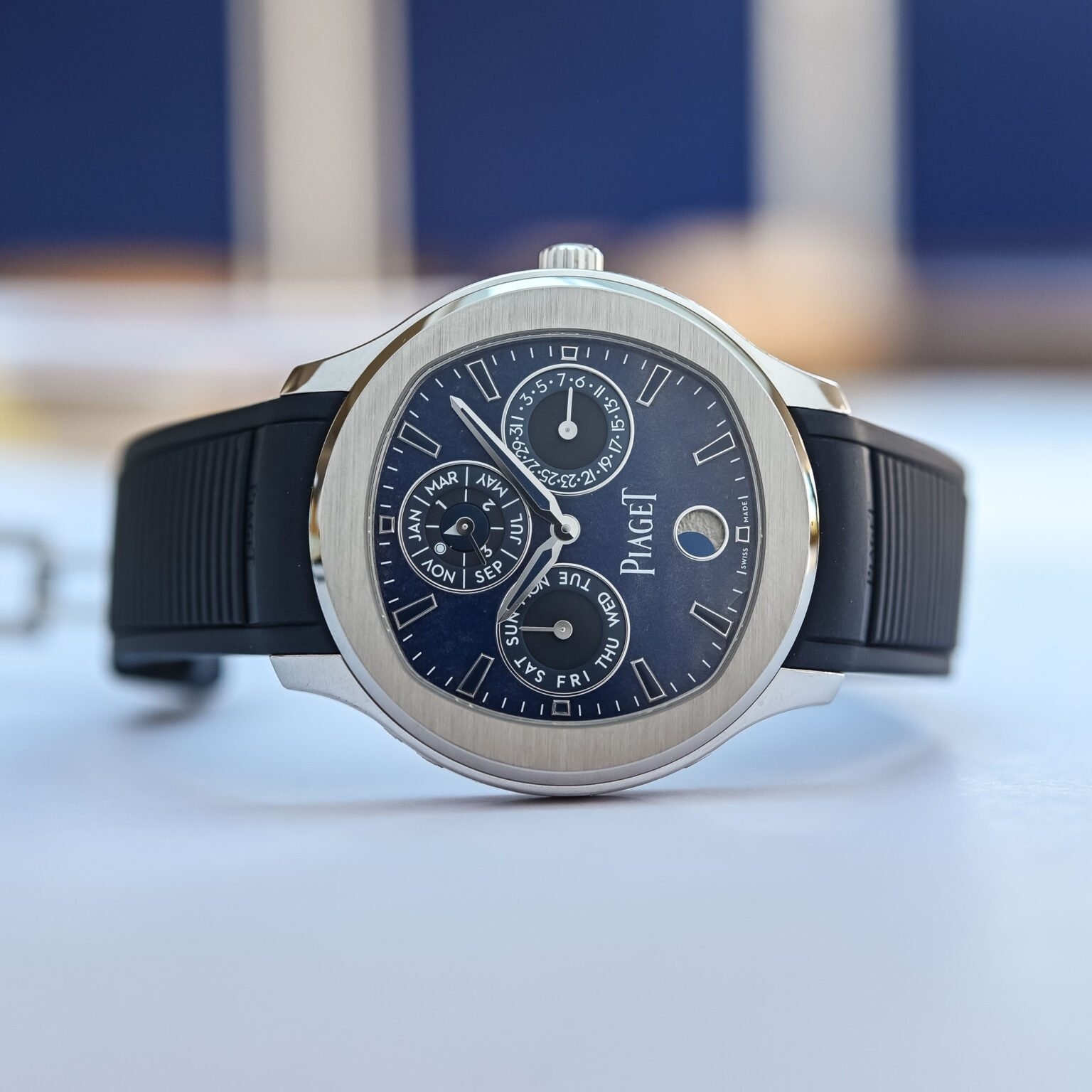 360 viên kim cương tạo nên 'mặt hồ' trên cổ tay