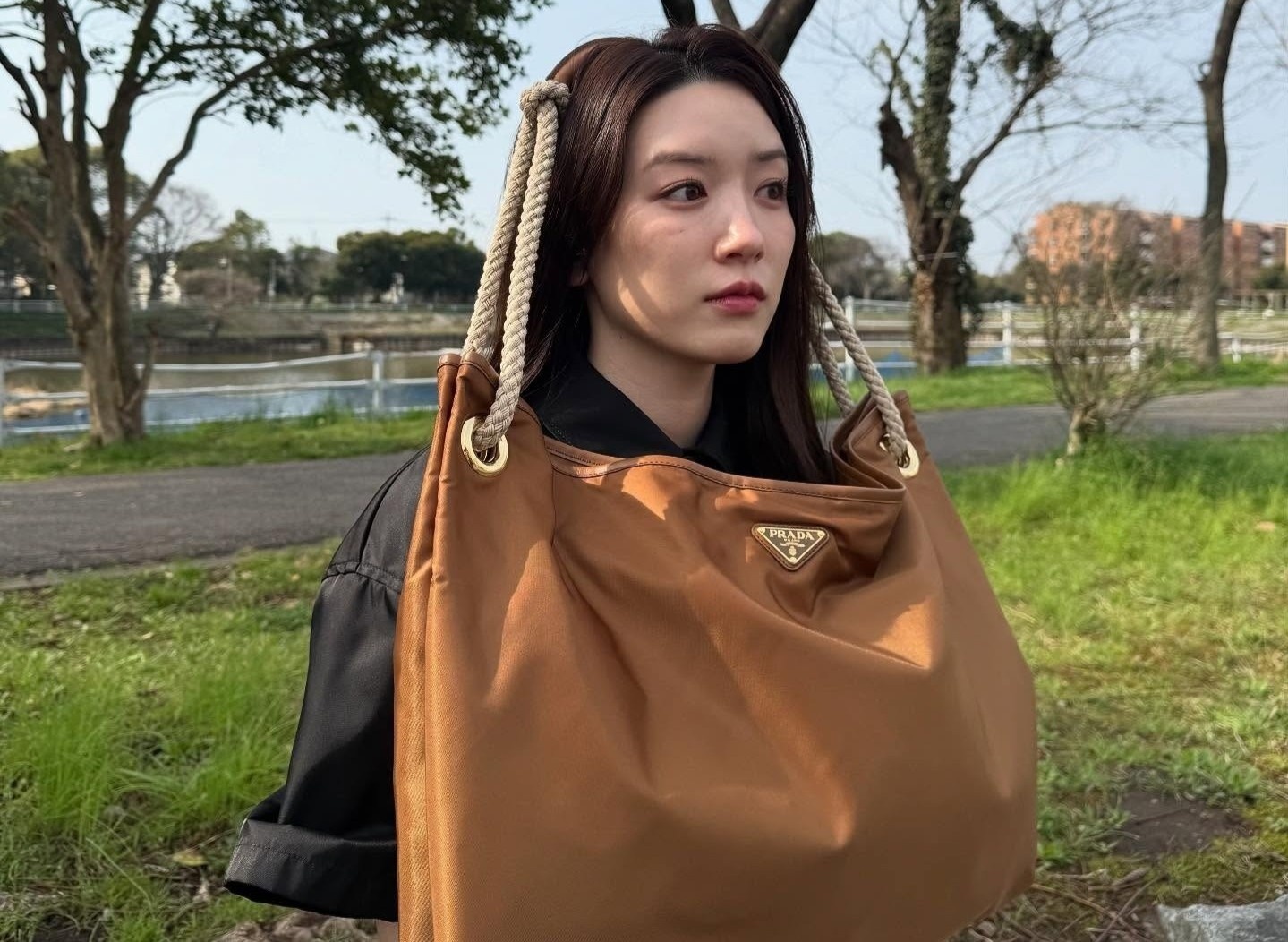 Prada cat hop dong dai su thuong hieu voi 'ngoc nu Nhat Ban' hinh anh