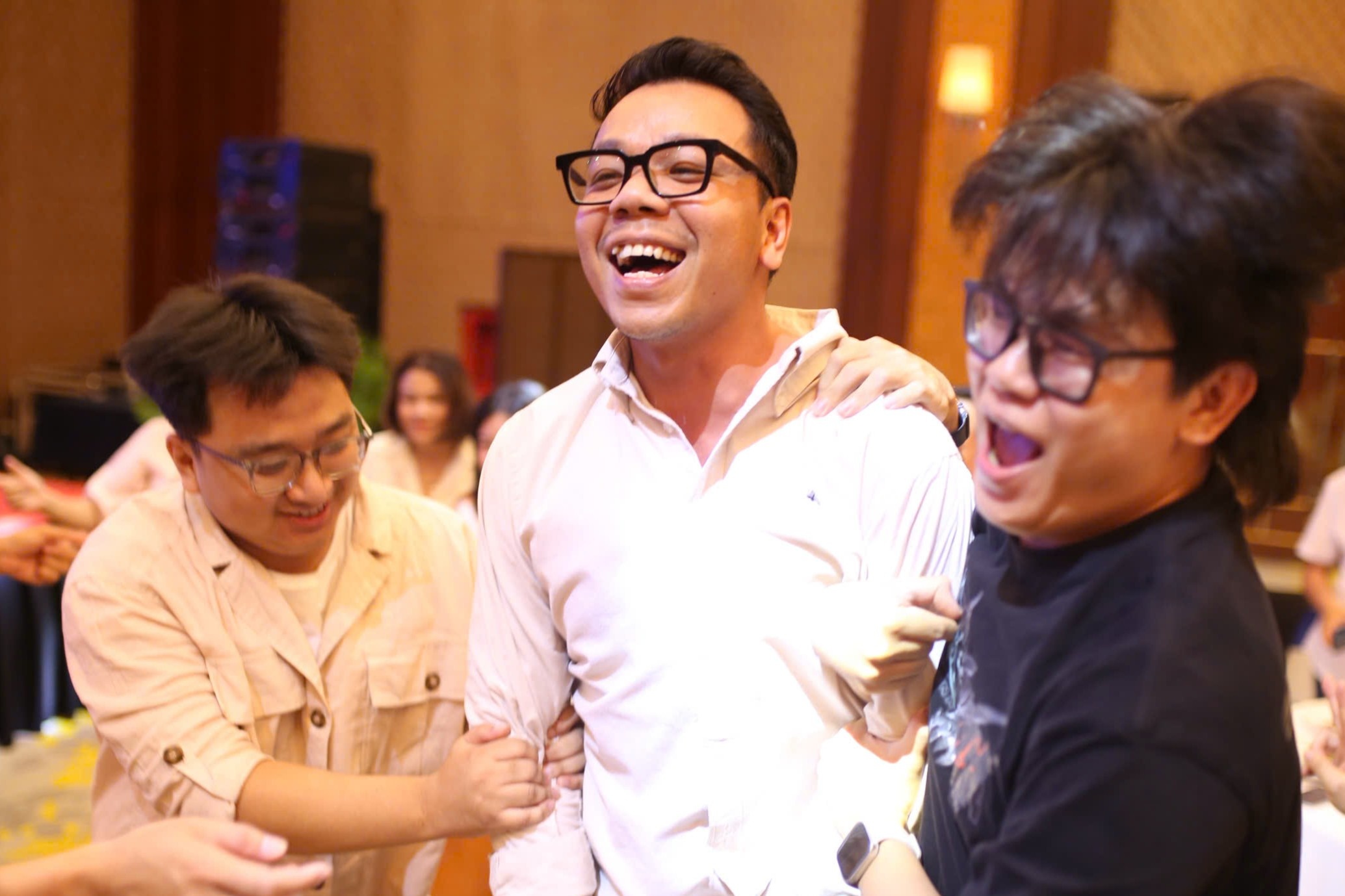 Team building '9 nguoi 10 y' khi 8X khong cung gu Gen Z hinh anh