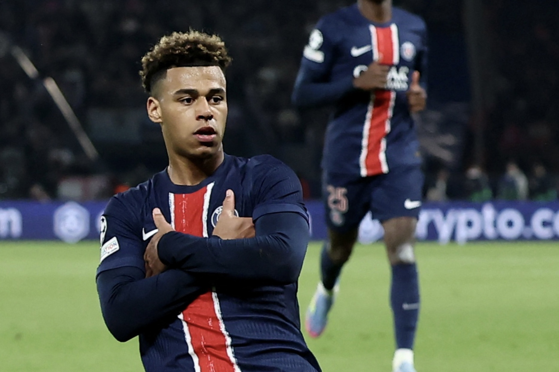 Thoi quen di choi ve truoc 22h30 cua Desire Doue hinh anh