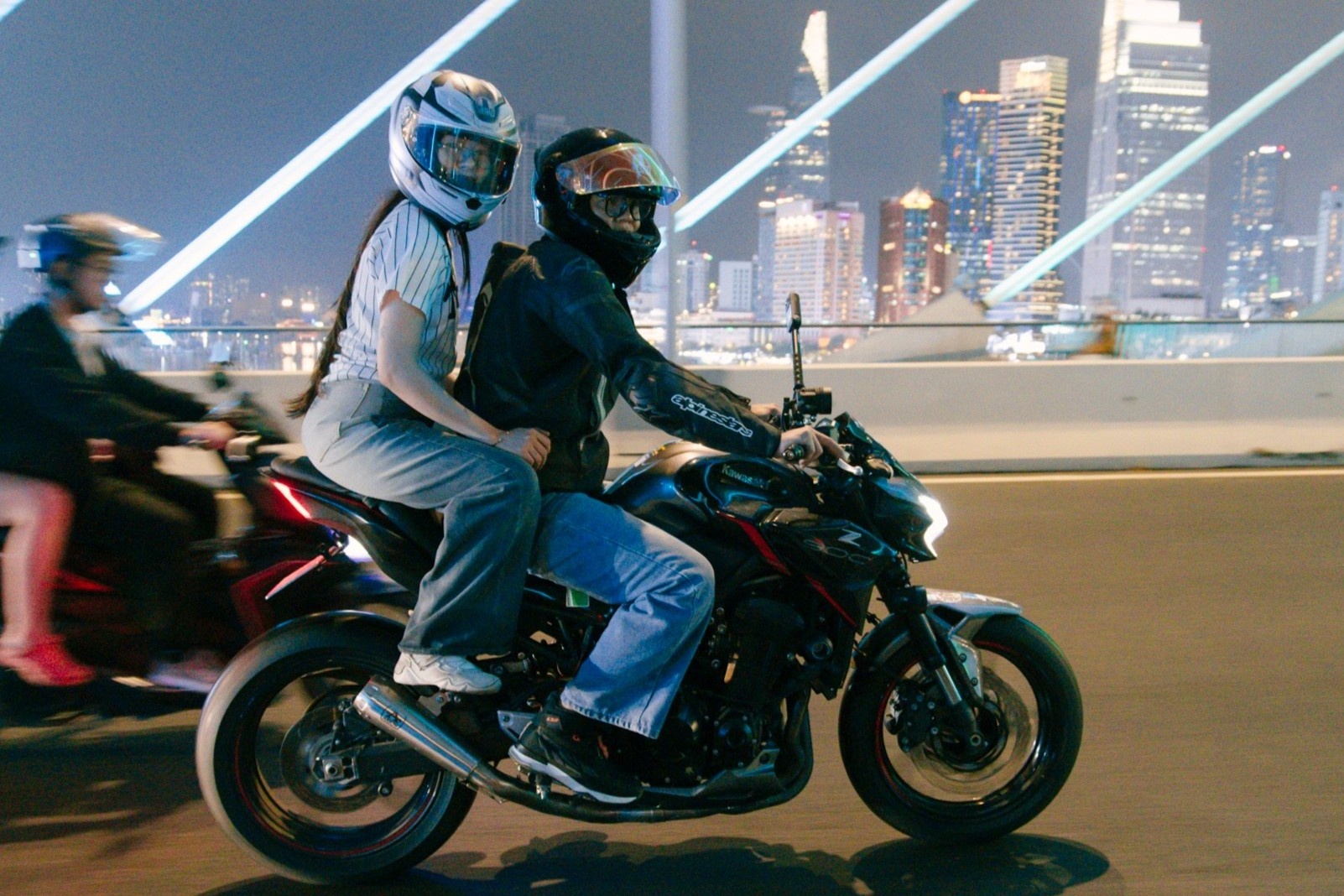 'Soai ca' lai moto dem o TP.HCM kiem gan 10 trieu dong/tuan hinh anh