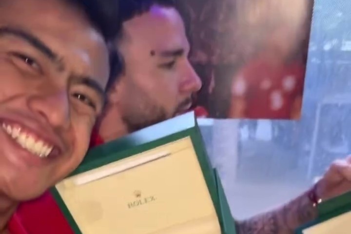 Cau thu Indonesia khoe dong ho Rolex do tong thong tang hinh anh