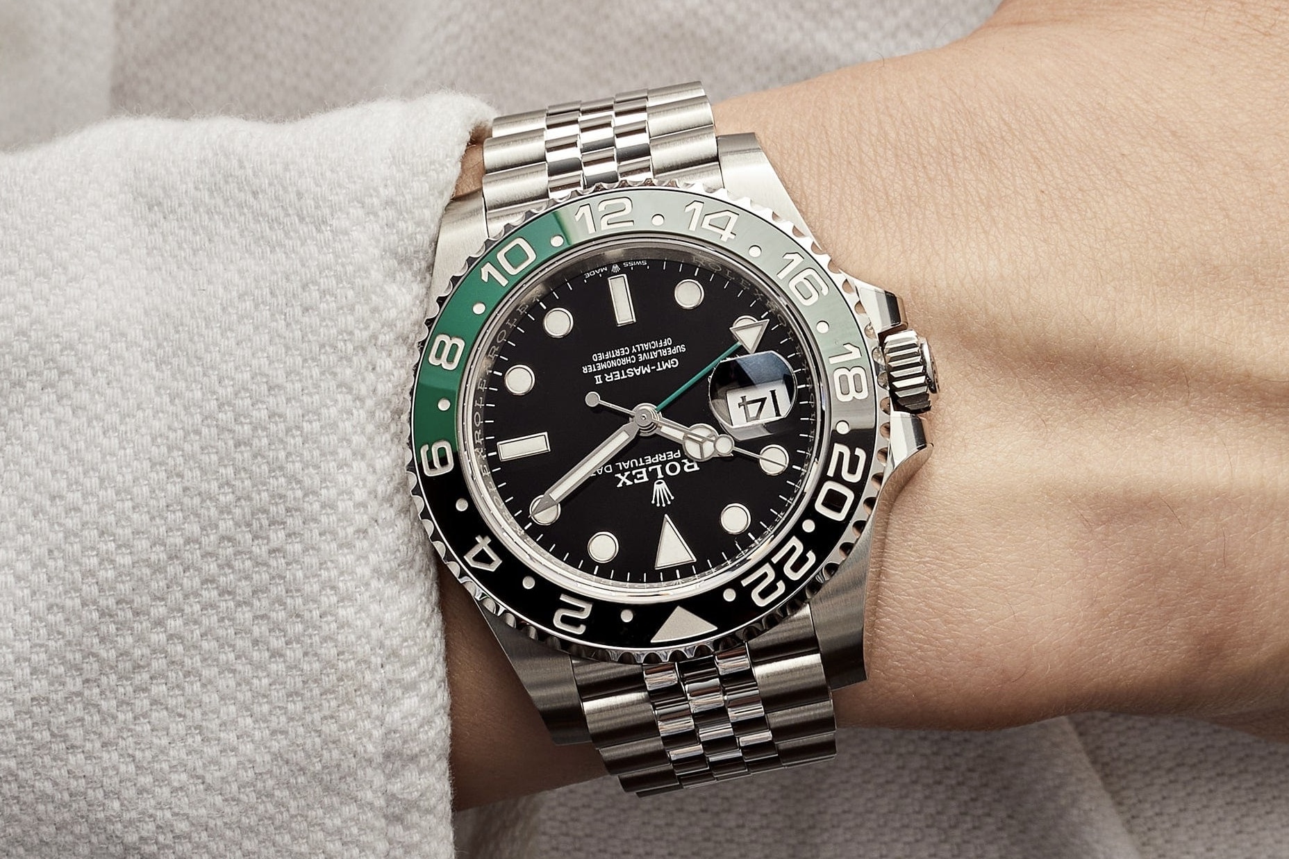 Can canh dong ho Rolex 16.000 USD tong thong tang doi tuyen Indonesia hinh anh