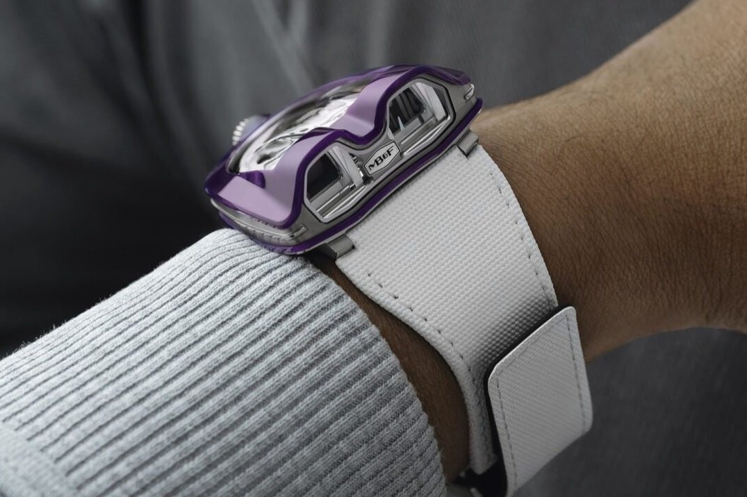 Khong roi tay lai, tai xe van xem duoc gio tren dong ho 88.000 USD hinh anh