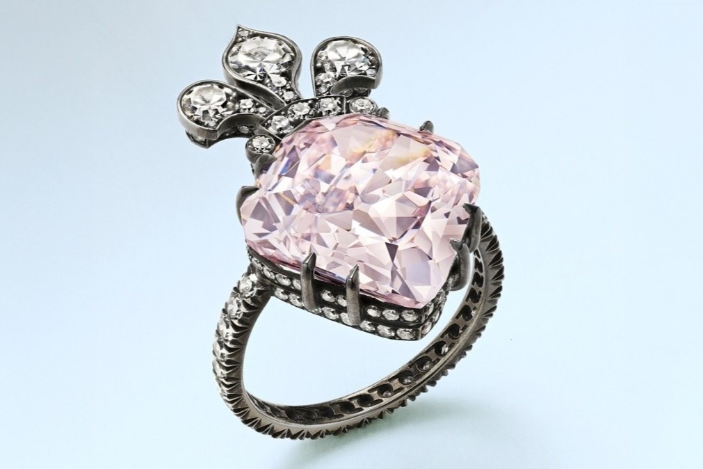 Vien kim cuong tim hong lap ky luc dau gia 13,98 trieu USD hinh anh