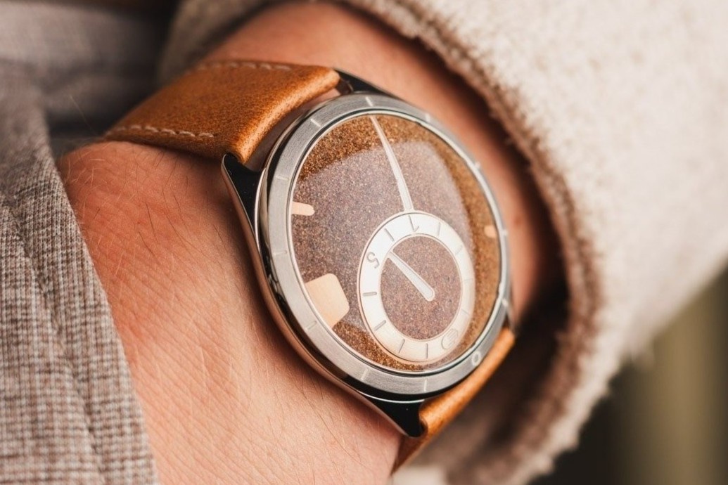 Dong ho hon 19.000 USD chua cat o tat ca tieu vuong quoc thuoc UAE hinh anh