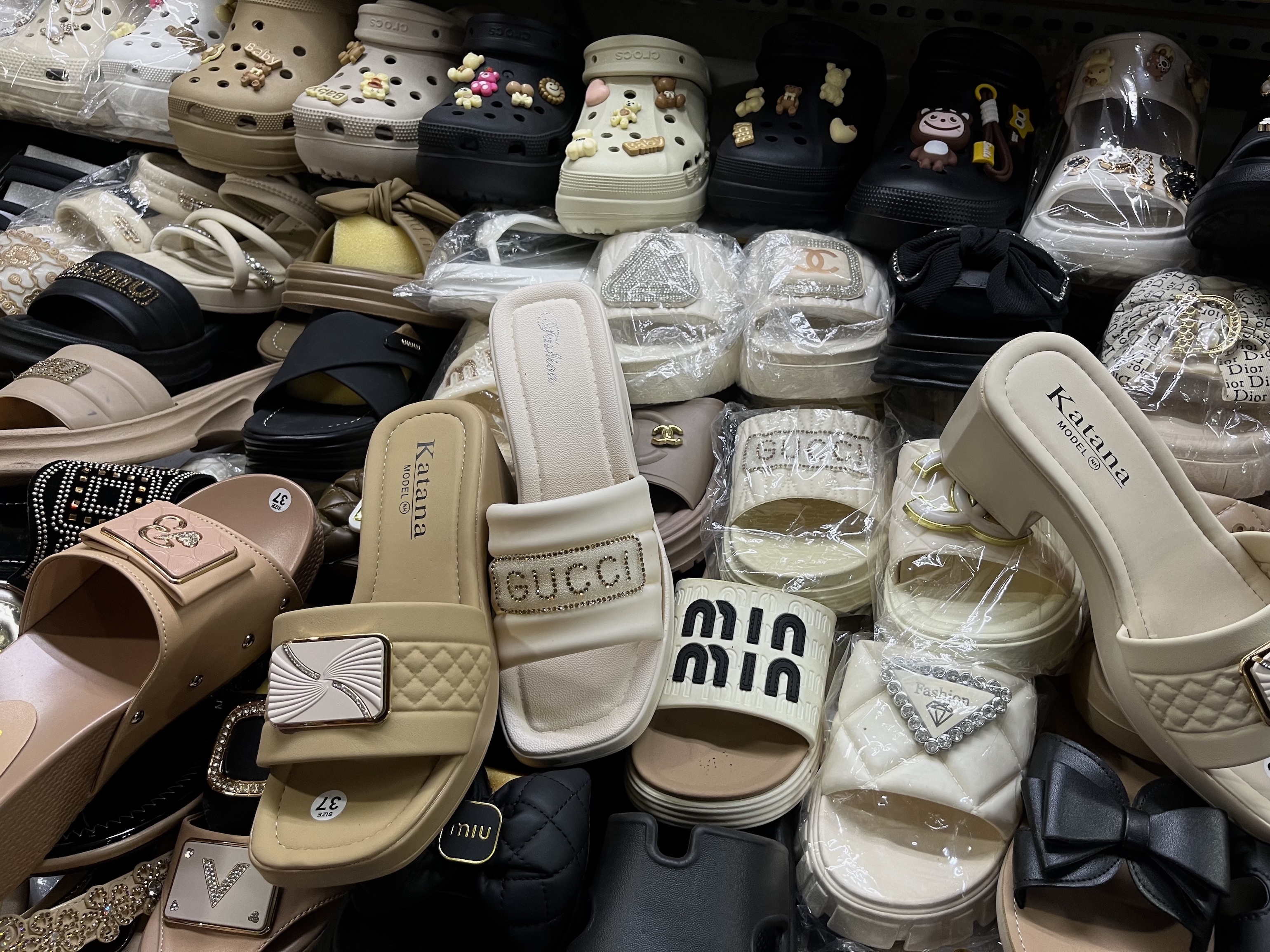 3 phân khúc giày Nike, túi Dior 'nhái' từ chợ Bà Chiểu đến chợ mạng