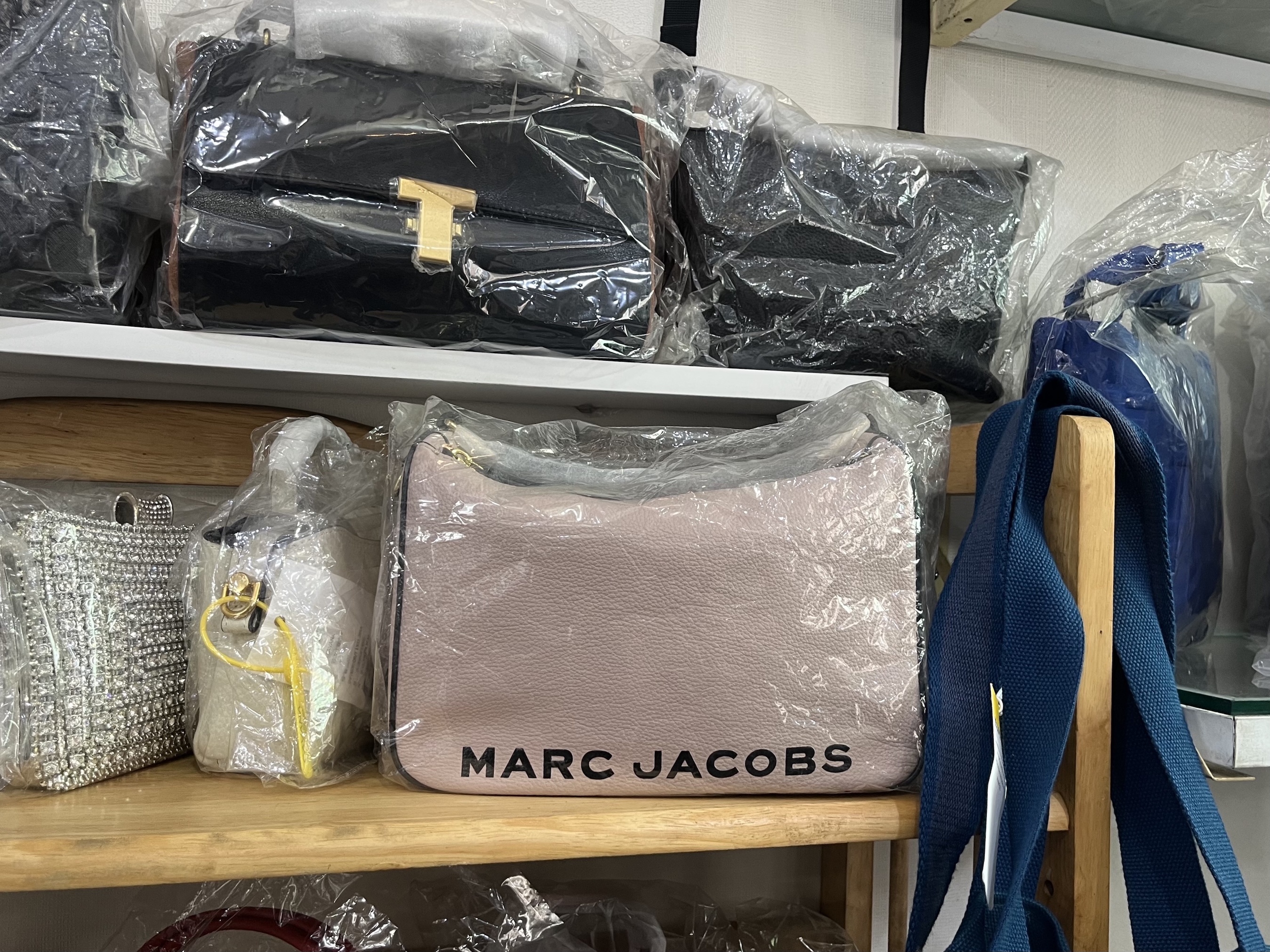 3 phân khúc giày Nike, túi Dior 'nhái' từ chợ Bà Chiểu đến chợ mạng