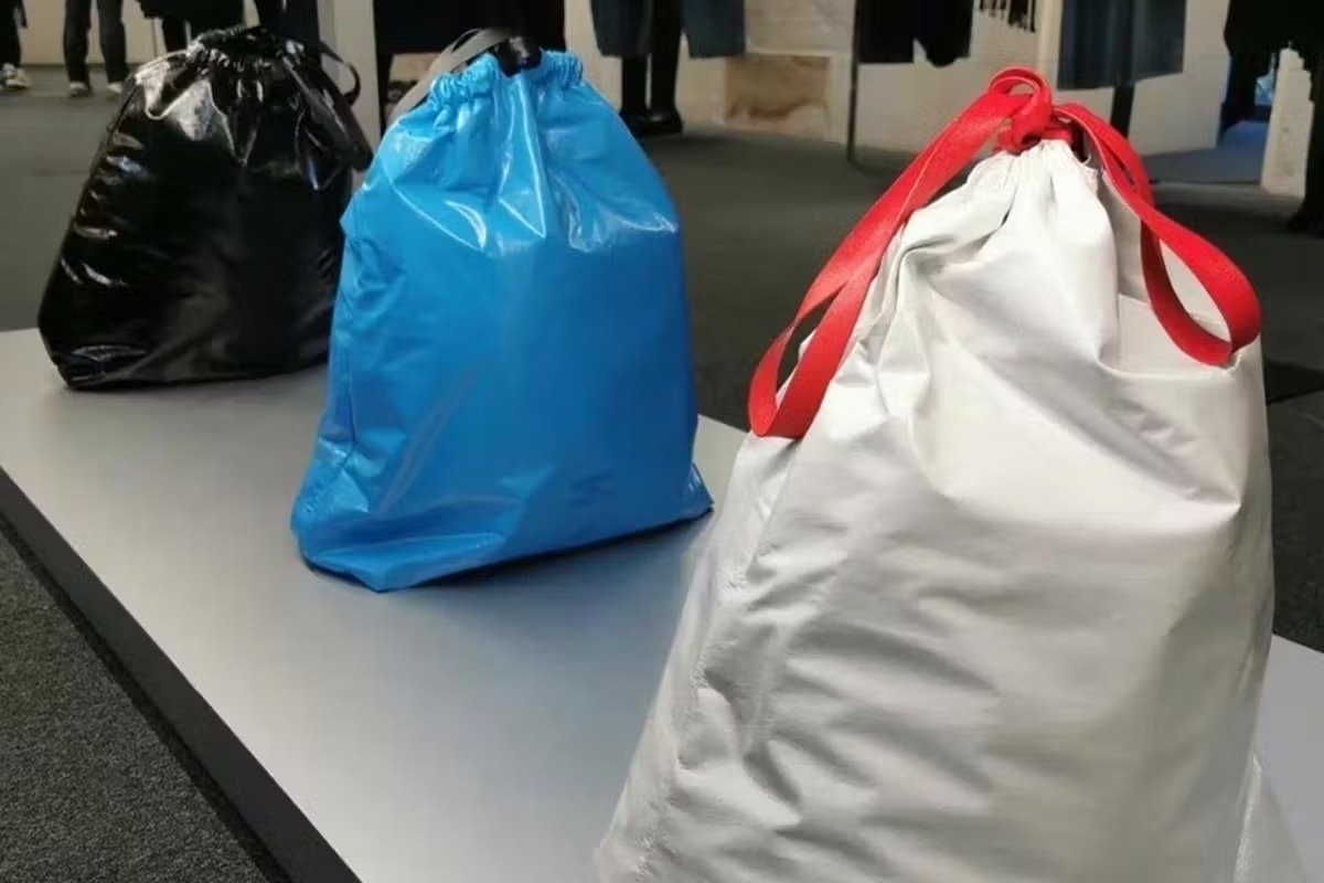 1659985949_balenciaga_trash_pouc.jpg