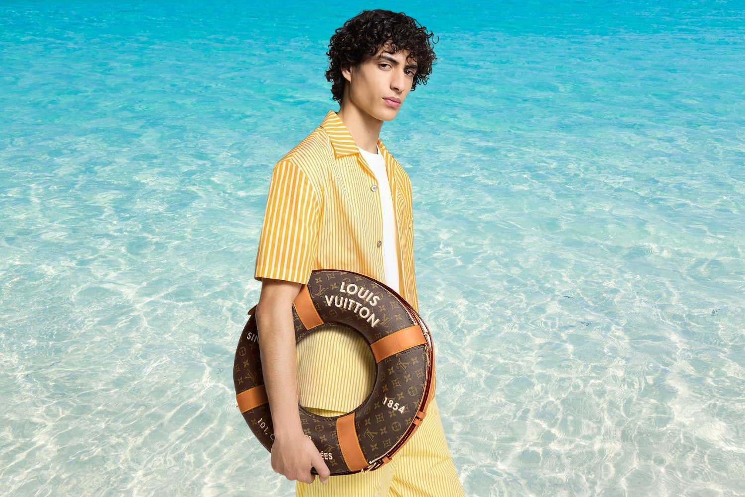 'Phao cuu sinh' 10.000 USD cua Louis Vuitton vap tranh cai hinh anh