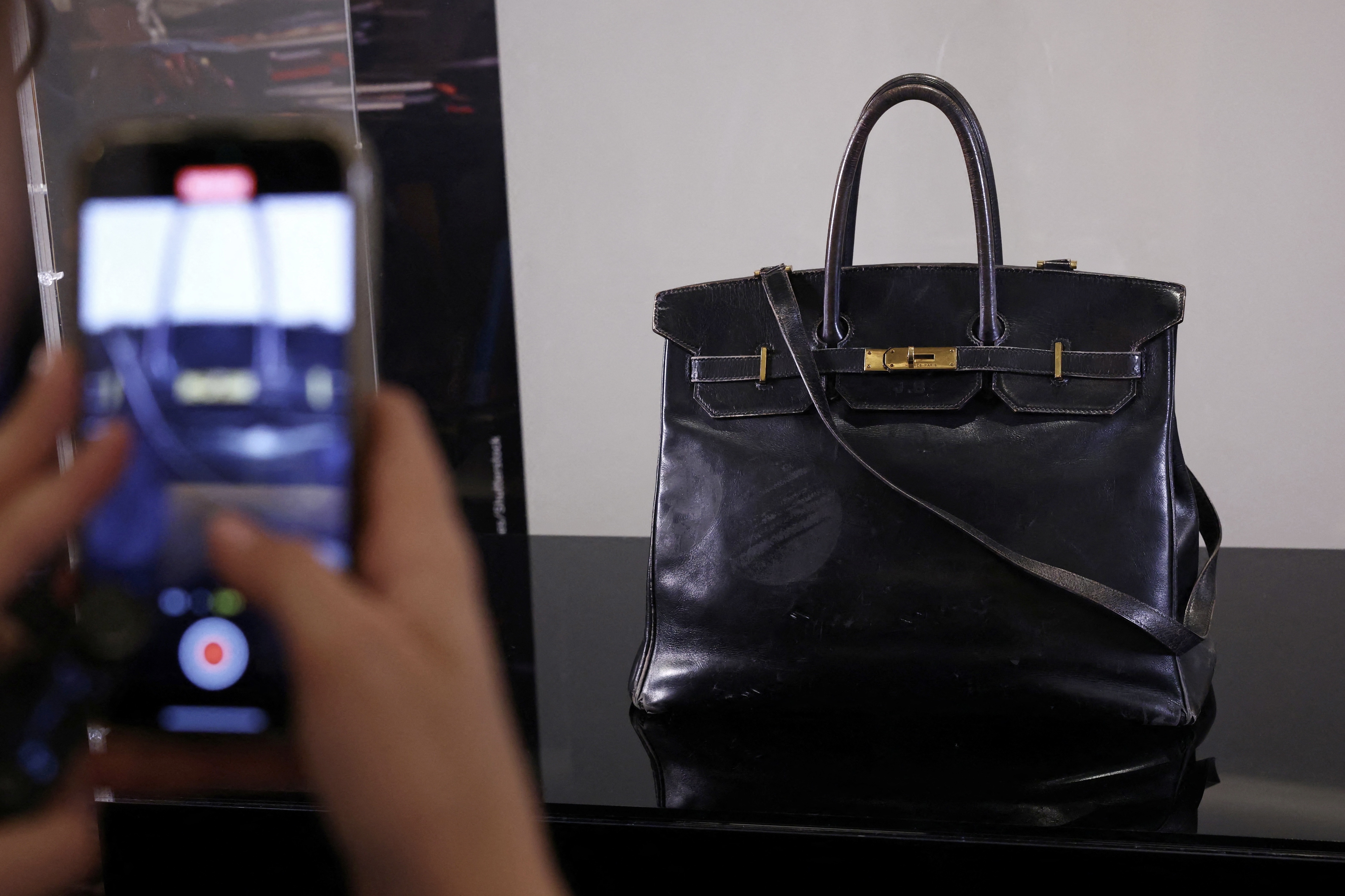 Chiếc túi Birkin đầu tiên được bán với giá hơn 10 triệu USD. Ảnh: Ảnh: Tom Nicholson/Reuters.