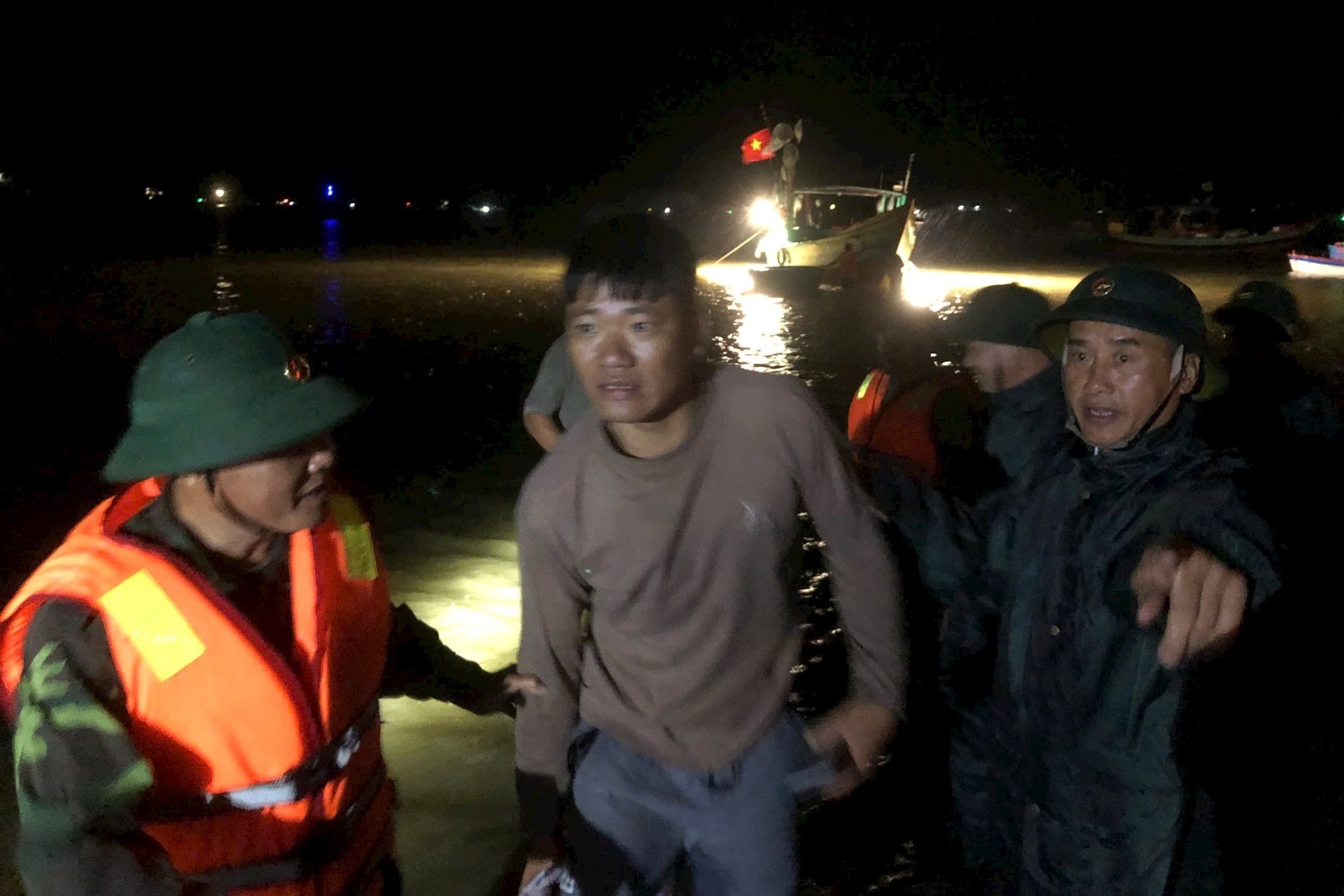 Cuu song 34 nguoi bi chim tau du lich o Ha Tinh hinh anh