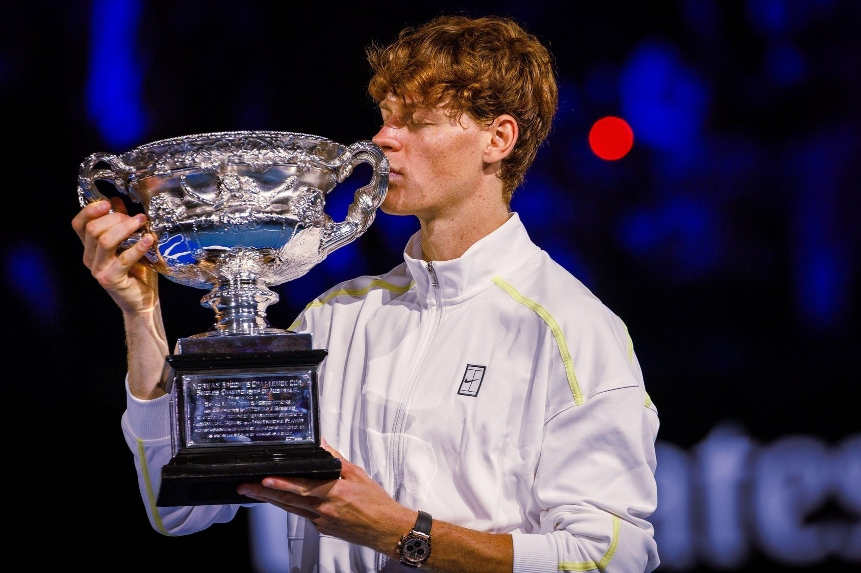 Sinner lại đeo đồng hồ Rolex 43.000 USD khi nâng cúp vô địch Wimbledon