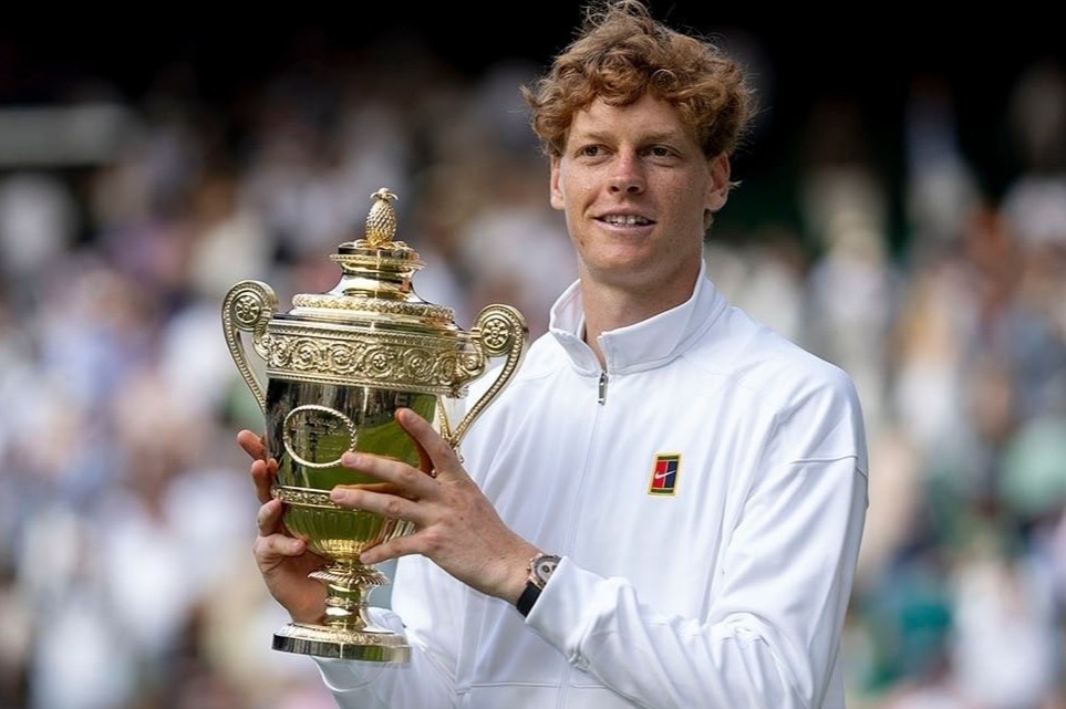 Sinner lai deo dong ho Rolex 43.000 USD khi nang cup vo dich Wimbledon hinh anh