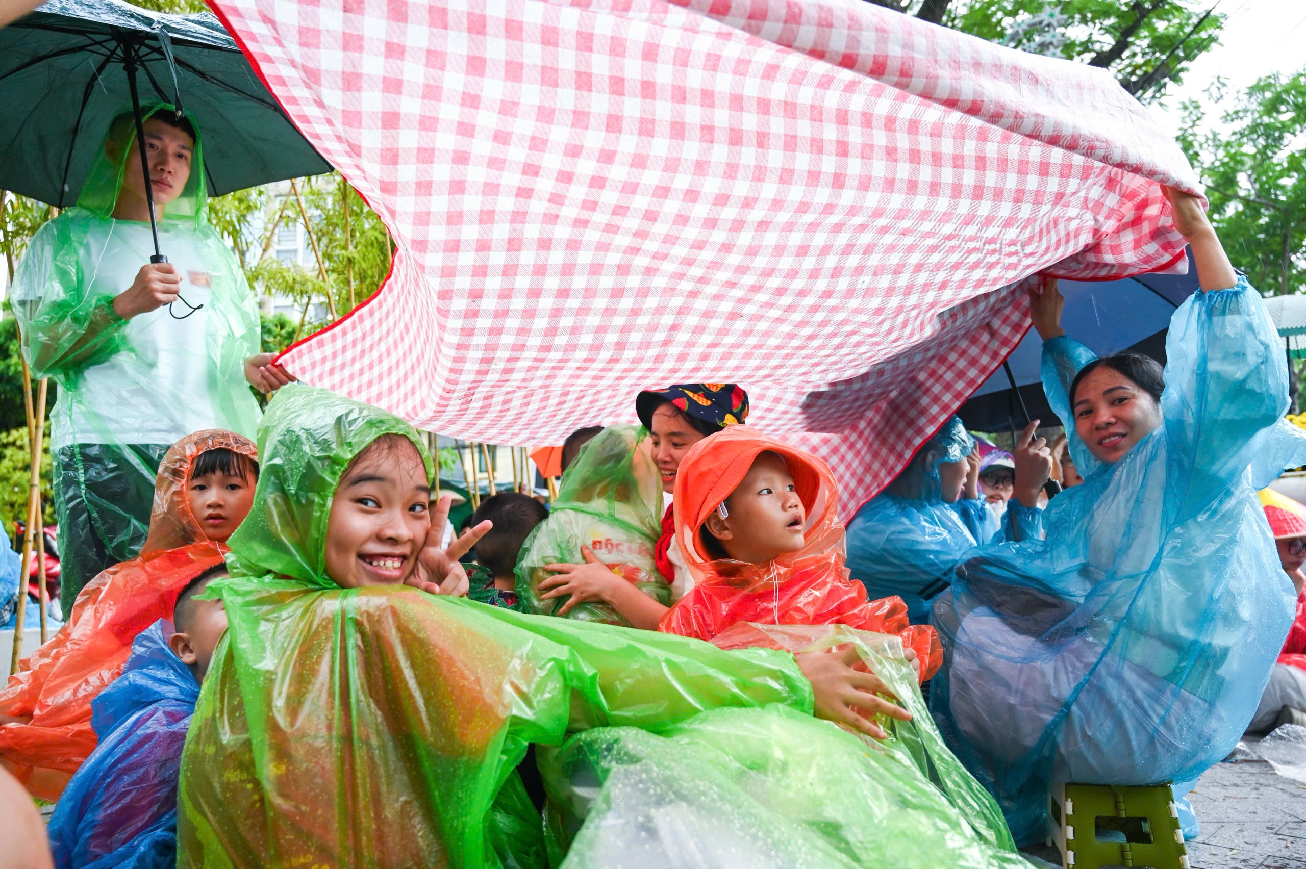 Nguoi dan cang bat 'co thu' vi tri dep xem dieu binh A80 giua mua hinh anh