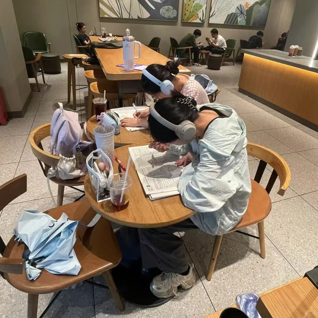 Starbucks cam laptop,  Cagong Starbucks,  lam viec ca phe,  Starbucks Han Quoc,  quy dinh Starbucks,  lam dung ca phe anh 3