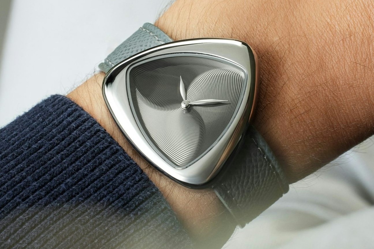 Dong ho tam giac gay chu y hinh anh