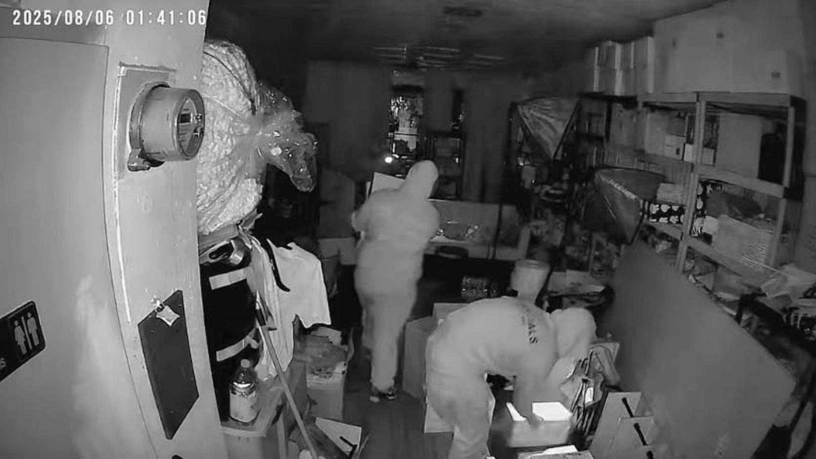 Labubu bị trộm, Trộm đồ chơi Labubu, Cửa hàng Labubu Mỹ ảnh 1 Labubu bi trom, Trom do choi Labubu, Cua hang Labubu My anh 1