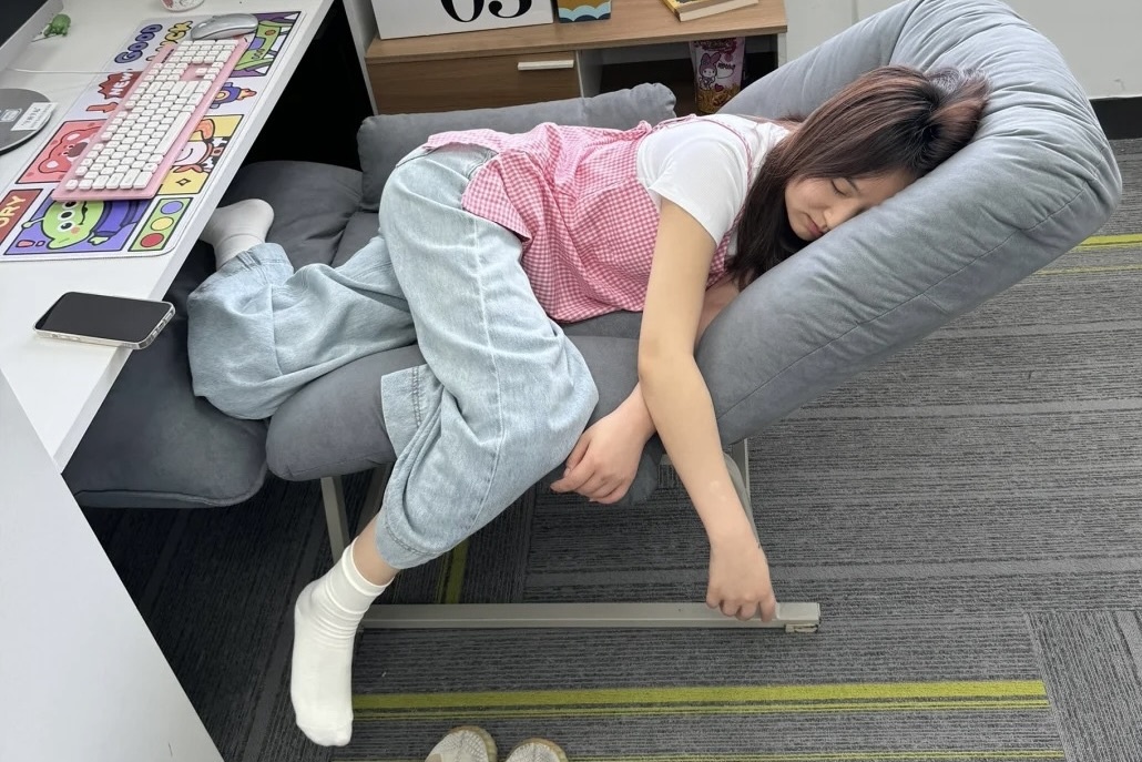 Nhan luong 2.300 USD chi de ngu hinh anh