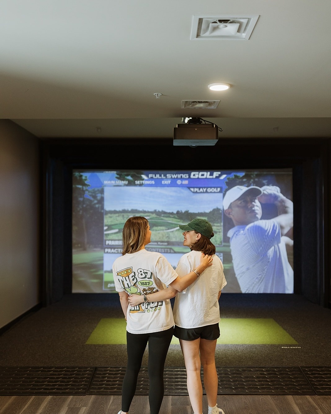 san golf thu nho,  may mo phong golf,  chung cu san golf,  golf simulator chung cu,  golf trong nha,  golf cho cu dan anh 2