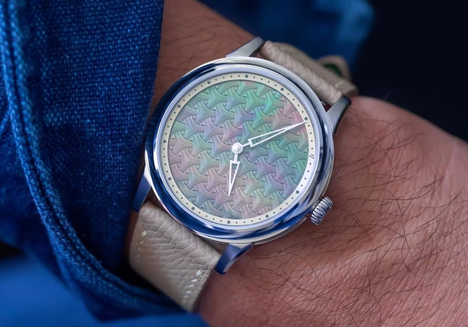 Ngoc trai den hiem thay tren dong ho chi 1.000 USD hinh anh