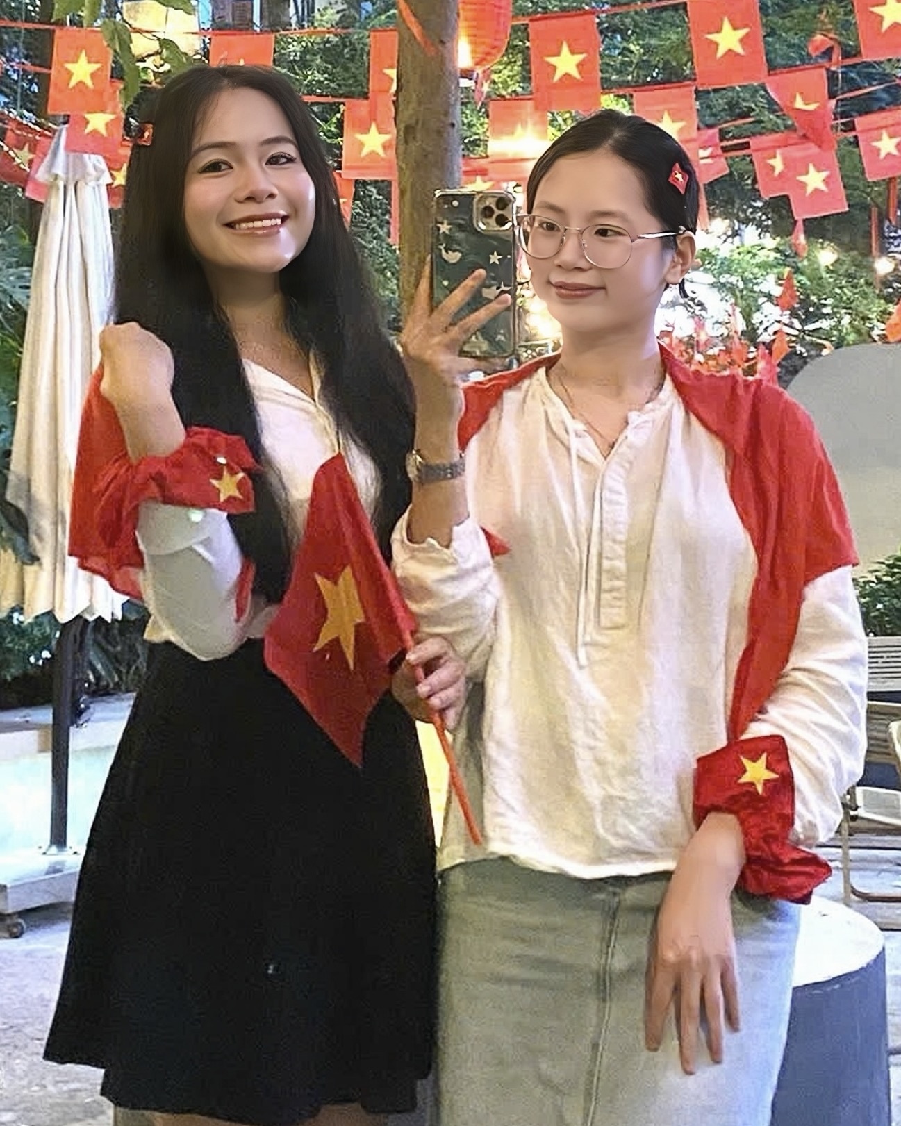 Shop phụ kiện do Thảo An (bên trái) và Nguyễn Trang (bên phải) mở bán khăn choàng, nơ, kẹp tóc gắn hình ảnh quốc kỳ. Ảnh: NVCC.