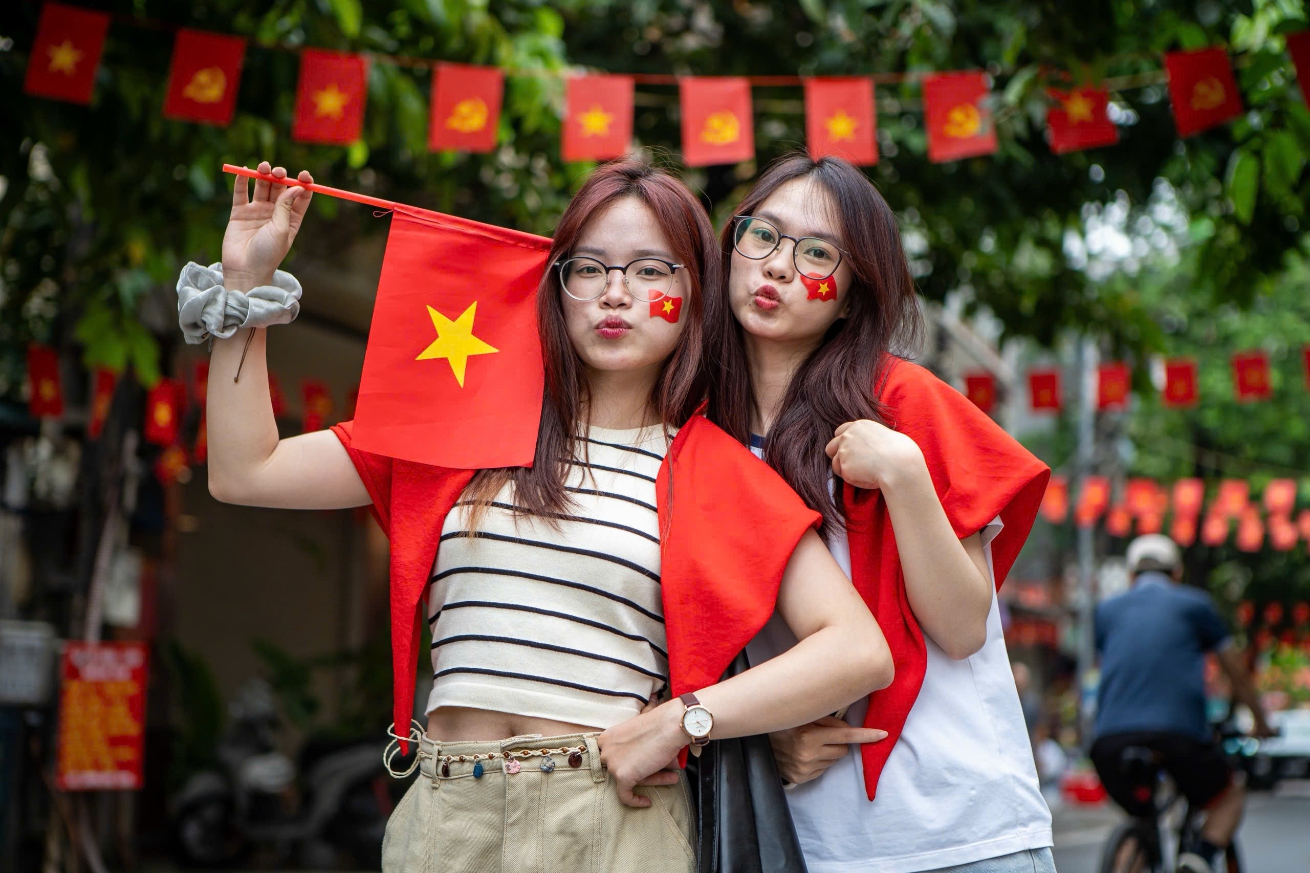 Ao thun Viet Nam,  thoi trang 2/9,  do yeu nuoc,  Quoc khanh 2/9,  thi truong thoi trang,  doanh so ky niem,  non la,  tu hao dan toc,  xu huong thoi trang anh 1