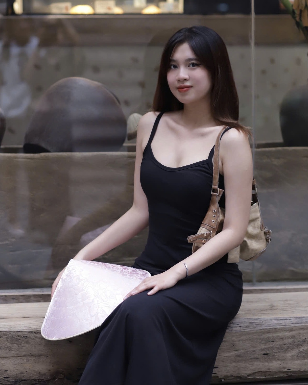 Nón màu hồng là sản phẩm được lựa chọn nhiều ở cửa hàng của Thuỳ Trang. Ảnh: NVCC.