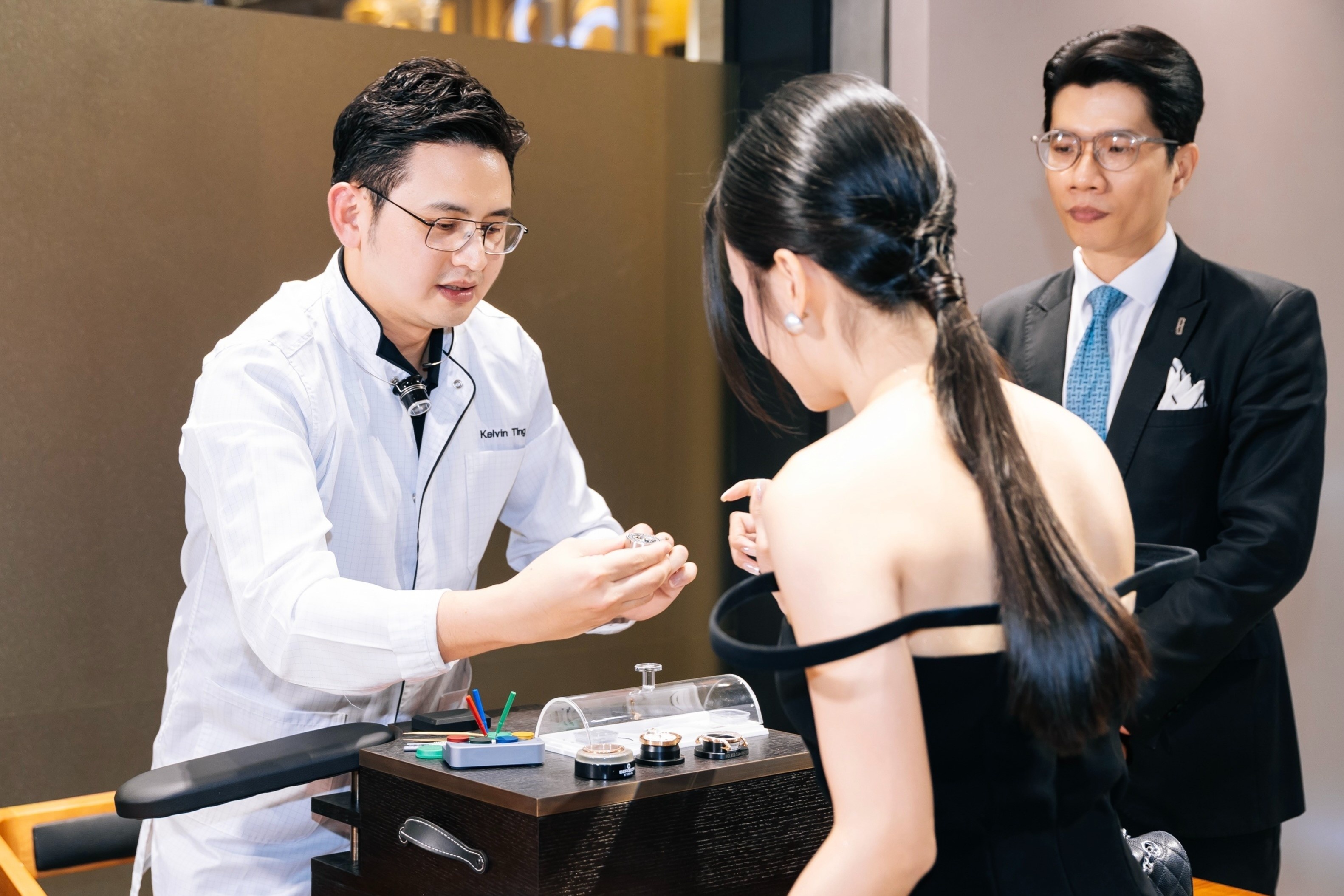 Hang dong ho Thuy Si tai hien xuong che tac ve TP.HCM hinh anh