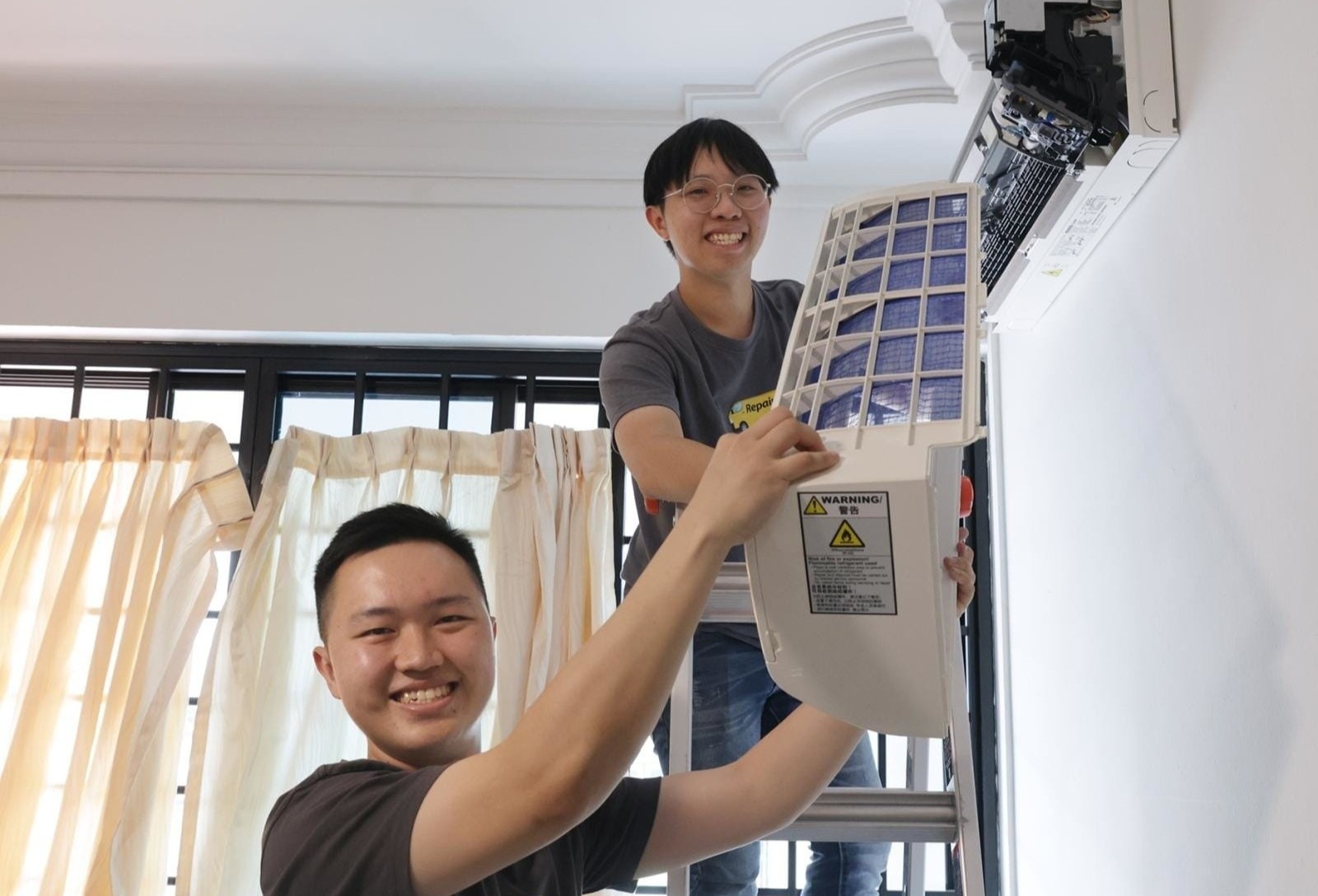 So AI thay the, nguoi tre do xo lam cong viec tay chan hinh anh