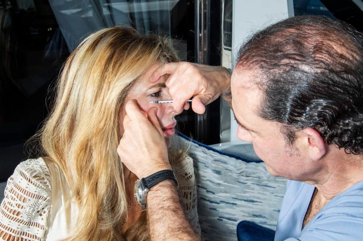 Chi tram nghin USD de tiem botox tren du thuyen xa xi hinh anh