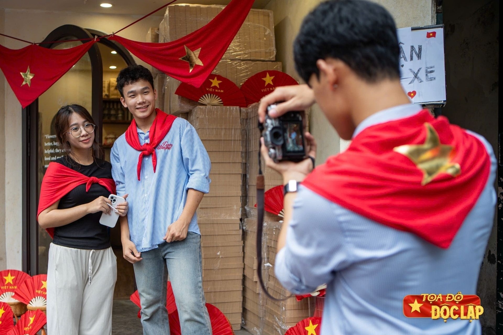 thoi trang yeu nuoc,  mua sam Quoc khanh,  phu kien 2/9,  co do sao vang,  kinh doanh thoi trang,  doanh thu thoi trang anh 1
