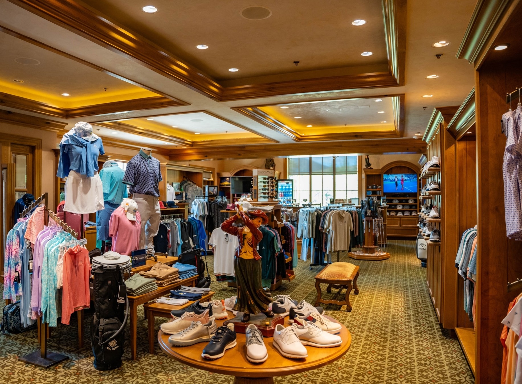 Trào lưu đến sân golf 'săn' hàng lưu niệm