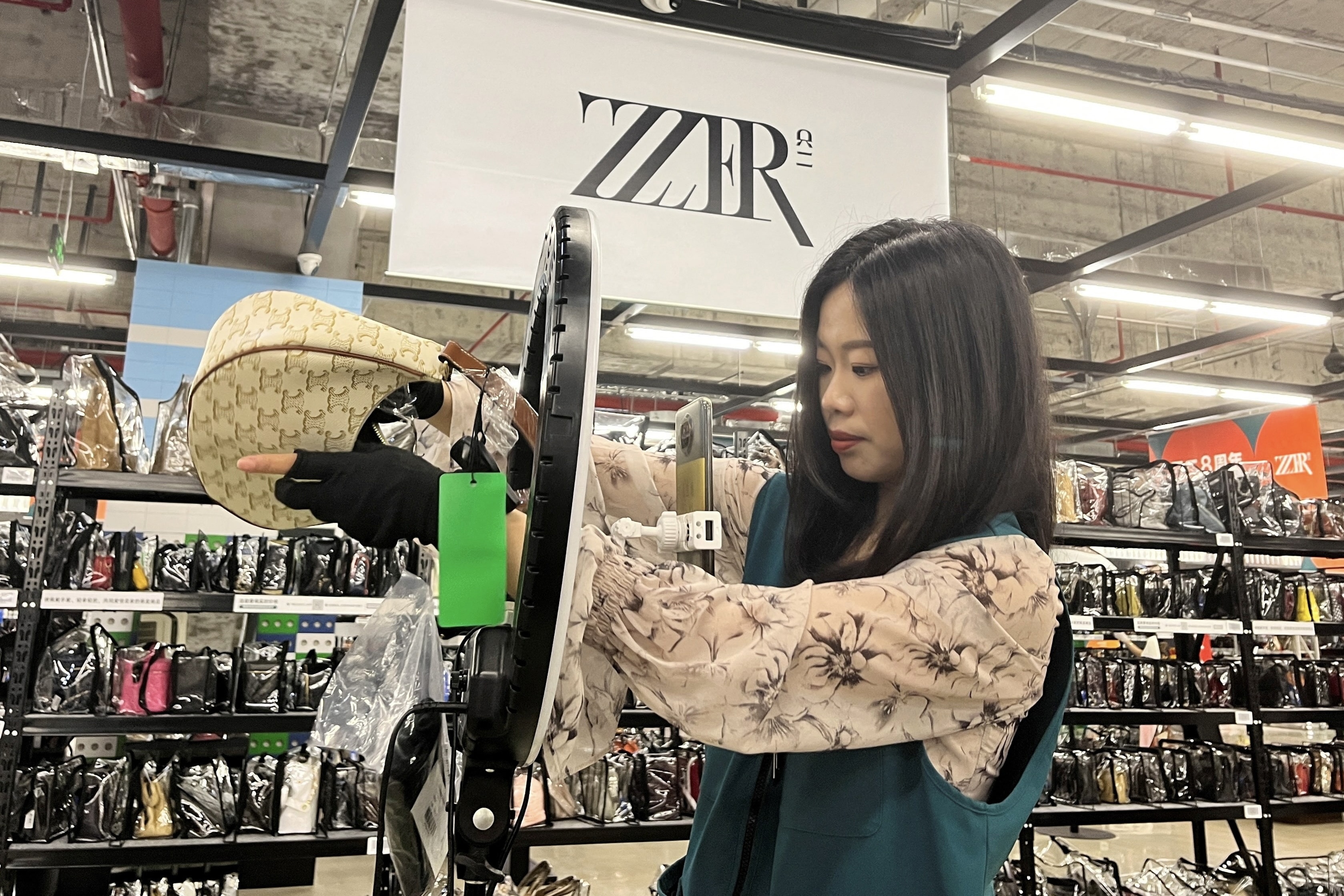 Nguoi tre Trung Quoc tuyet vong tra no tin dung hinh anh