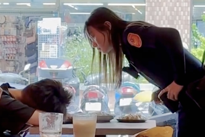 Nhan sac gay chu y cua nu canh sat 25 tuoi o Dai Loan hinh anh