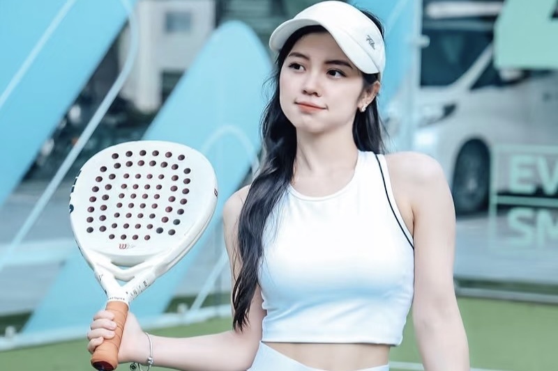 Doi thu dang gom cua pickleball hinh anh