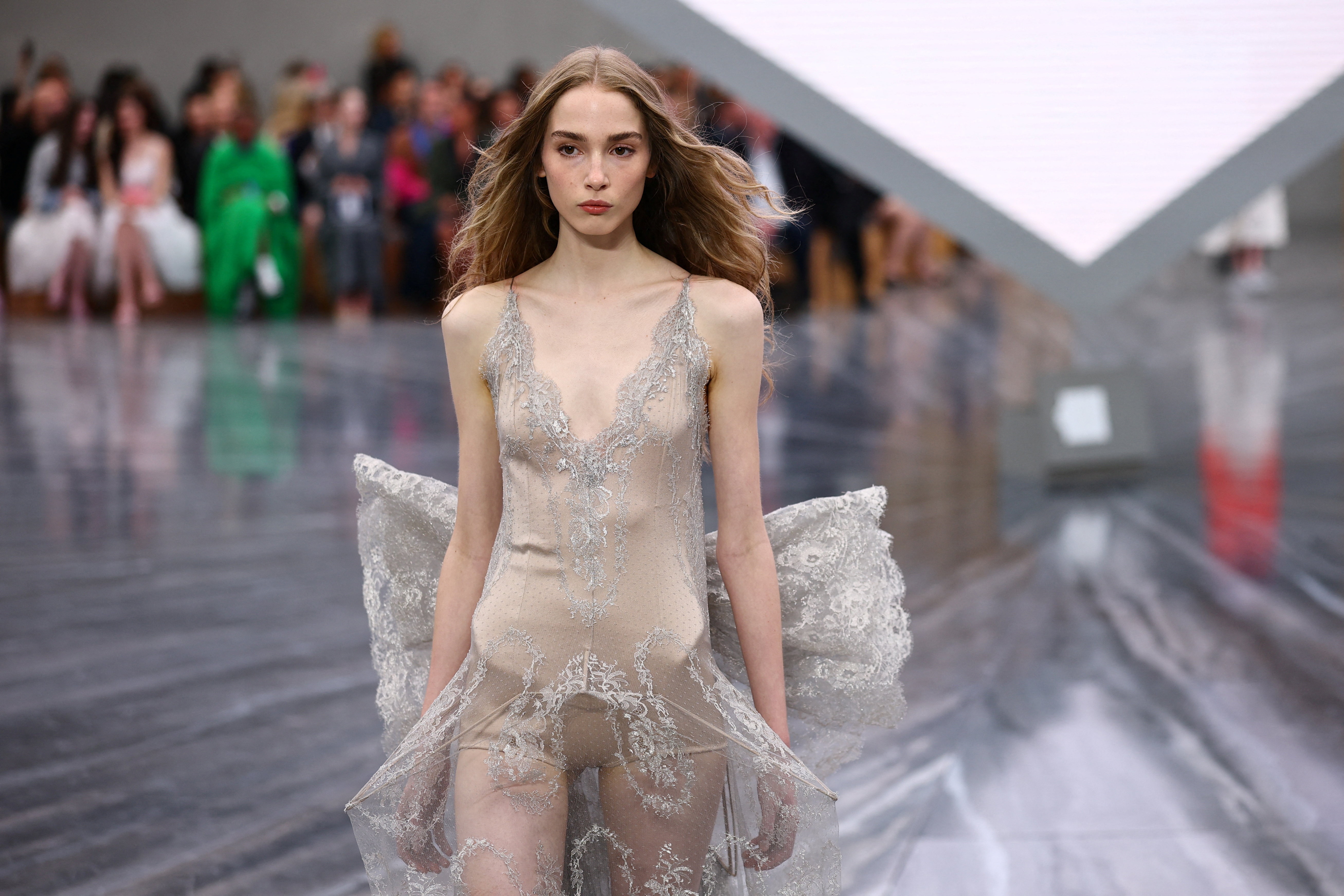 Váy xuyên thấu của Dior làm dậy sóng Hàn Quốc
