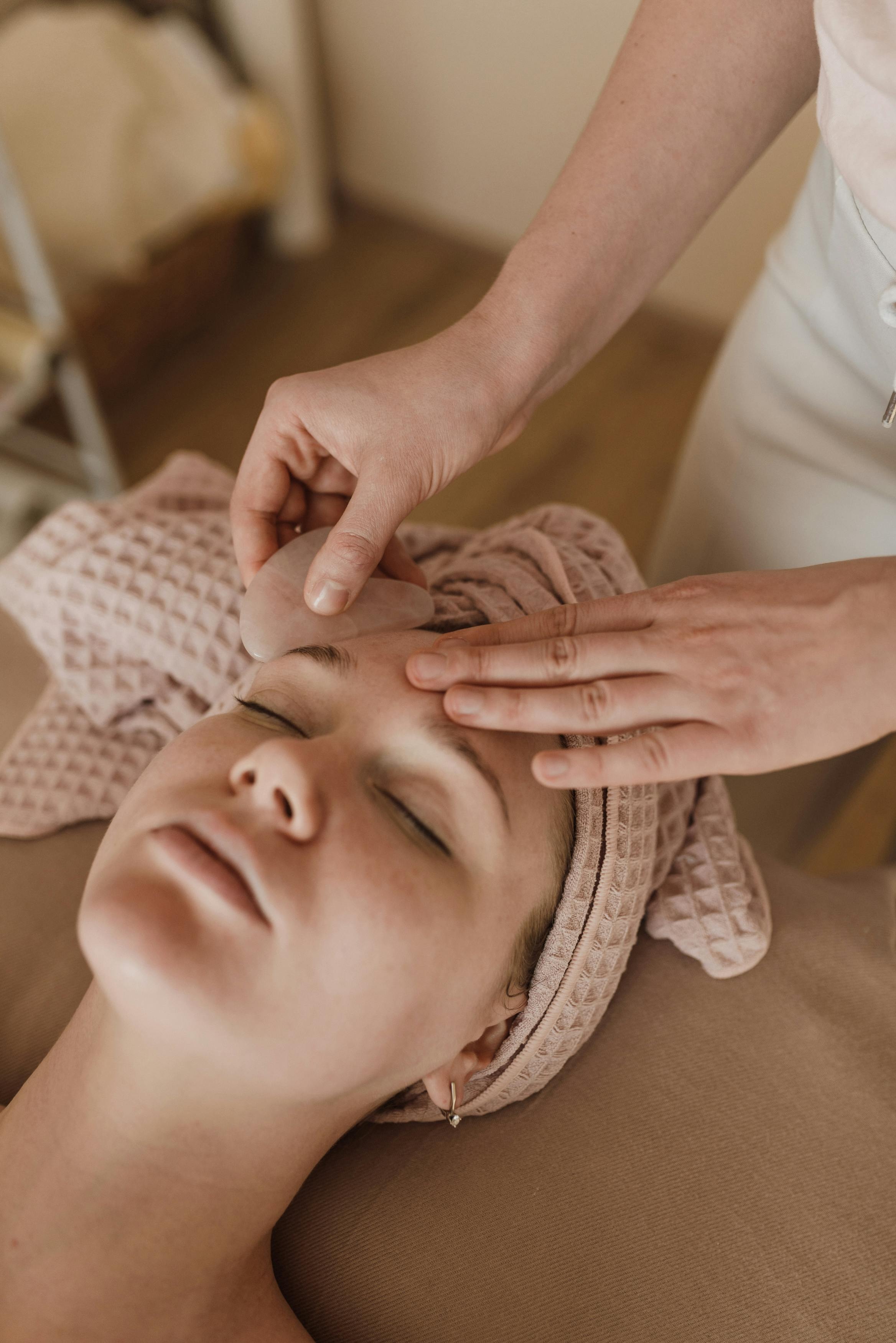 xoa nep nhan khi cuoi,  cach xoa nep nhan,  meo giam nep nhan,  yoga mat,  massage mat,  cham soc da anh 12