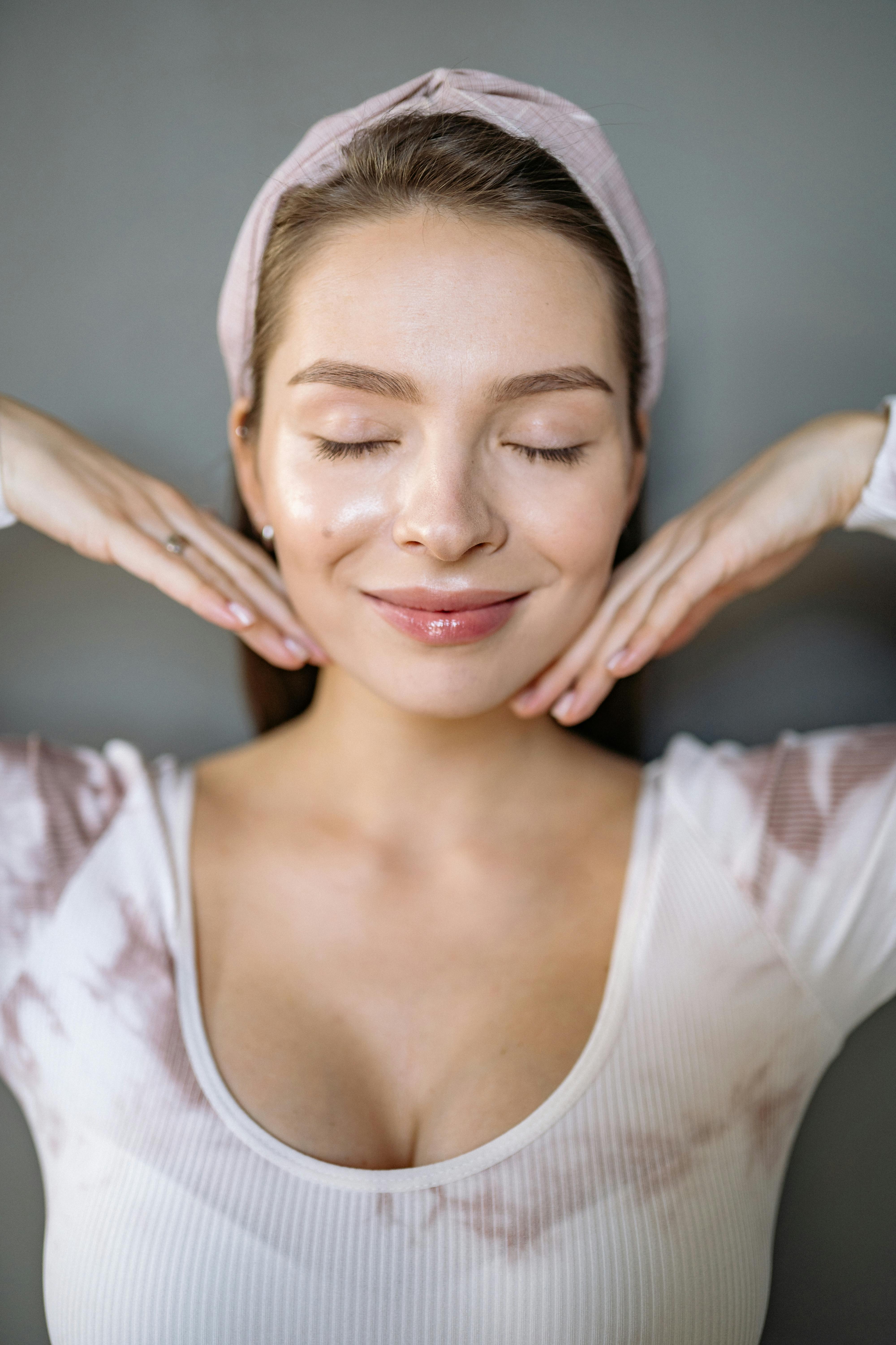 xoa nep nhan khi cuoi,  cach xoa nep nhan,  meo giam nep nhan,  yoga mat,  massage mat,  cham soc da anh 3