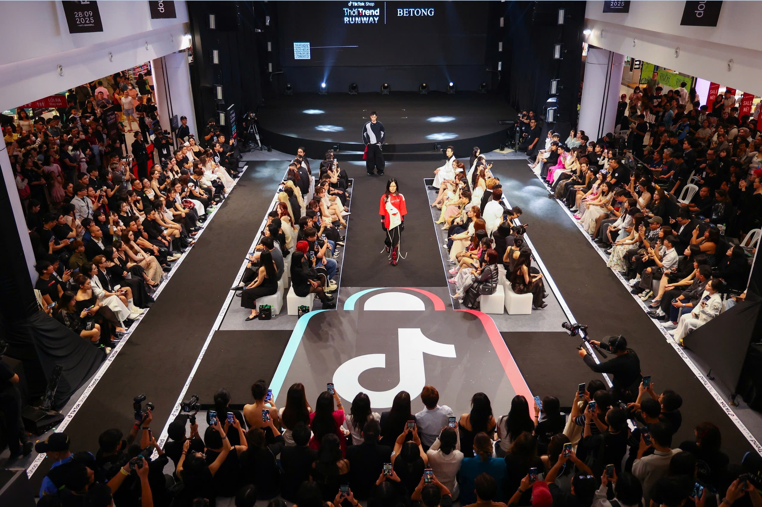 Runway mang tinh thần “cộng đồng”, khác biệt với các sàn diễn haute couture.