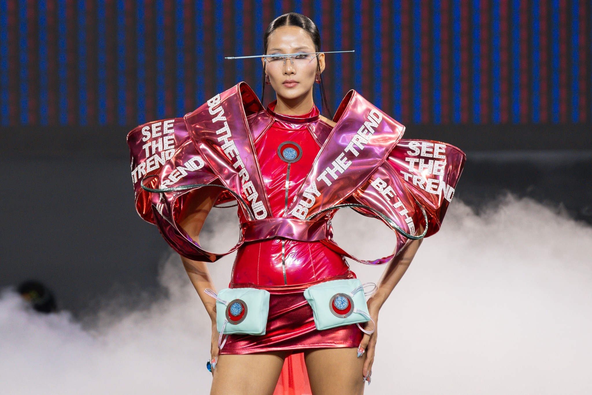 Khi thoi trang doi thuong buoc len san dien cung Thoi Trend Runway hinh anh