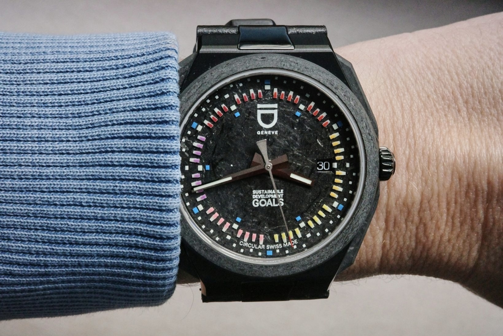 Khong phai ai co tien cung mua duoc dong ho Thuy Si nay hinh anh