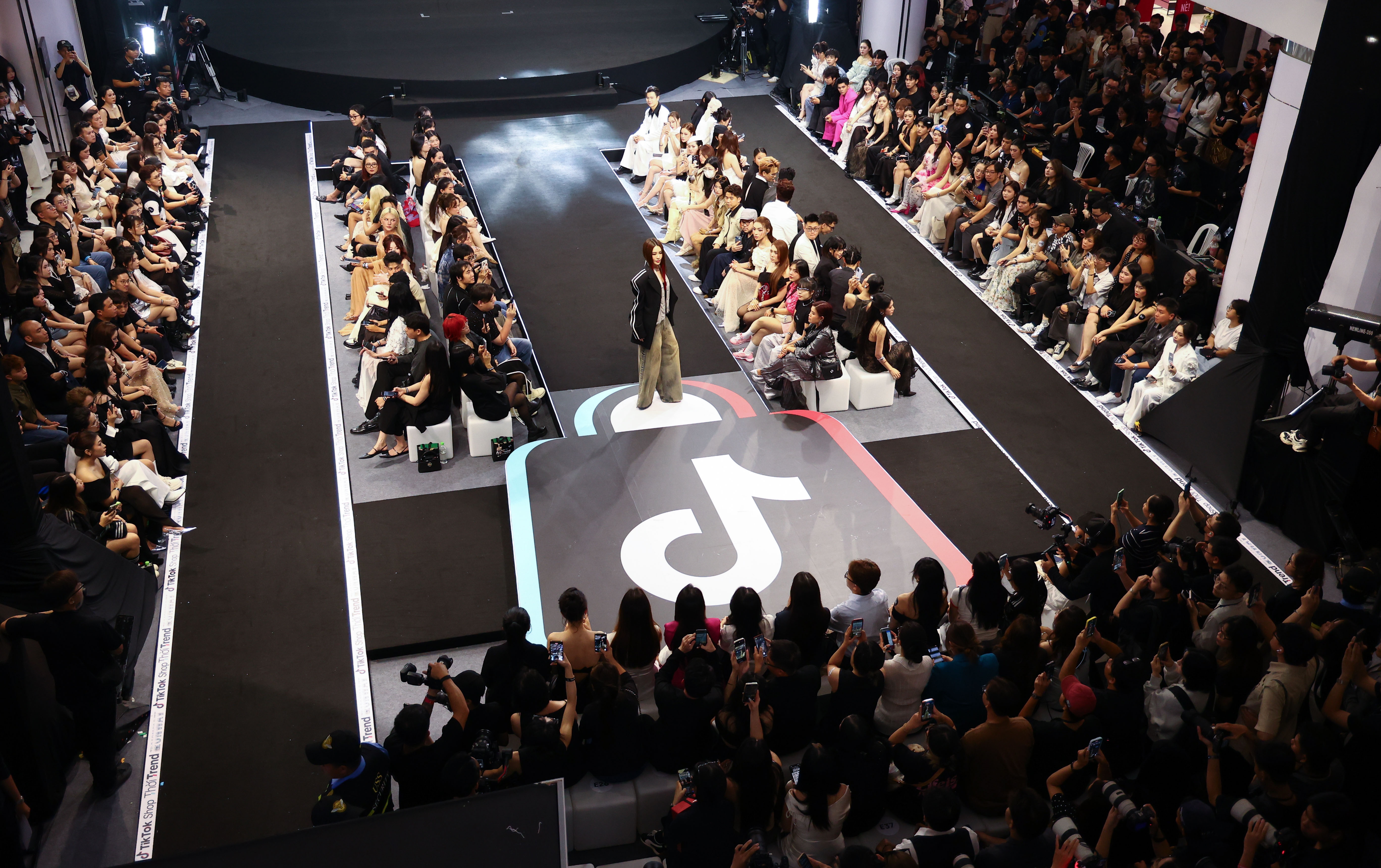 Thời Trend Runway bùng nổ tại TP HCM mở ra kỷ nguyên thời trang số