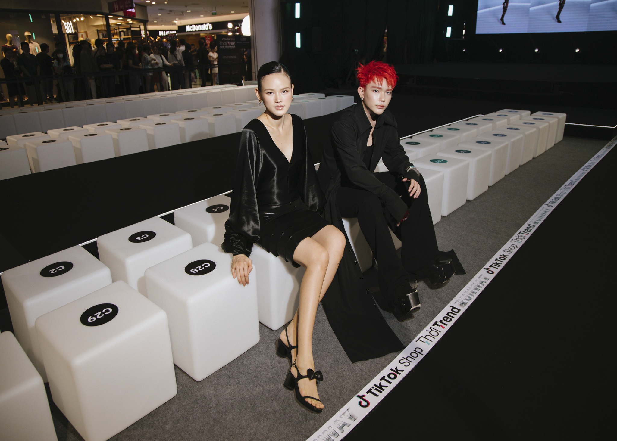 Stylist Vĩnh Khoa và Giám đốc catwalk Tuyết Lan tại sự kiện runway thời trang đầu tiên do TikTok Shop tổ chức tại Việt Nam.