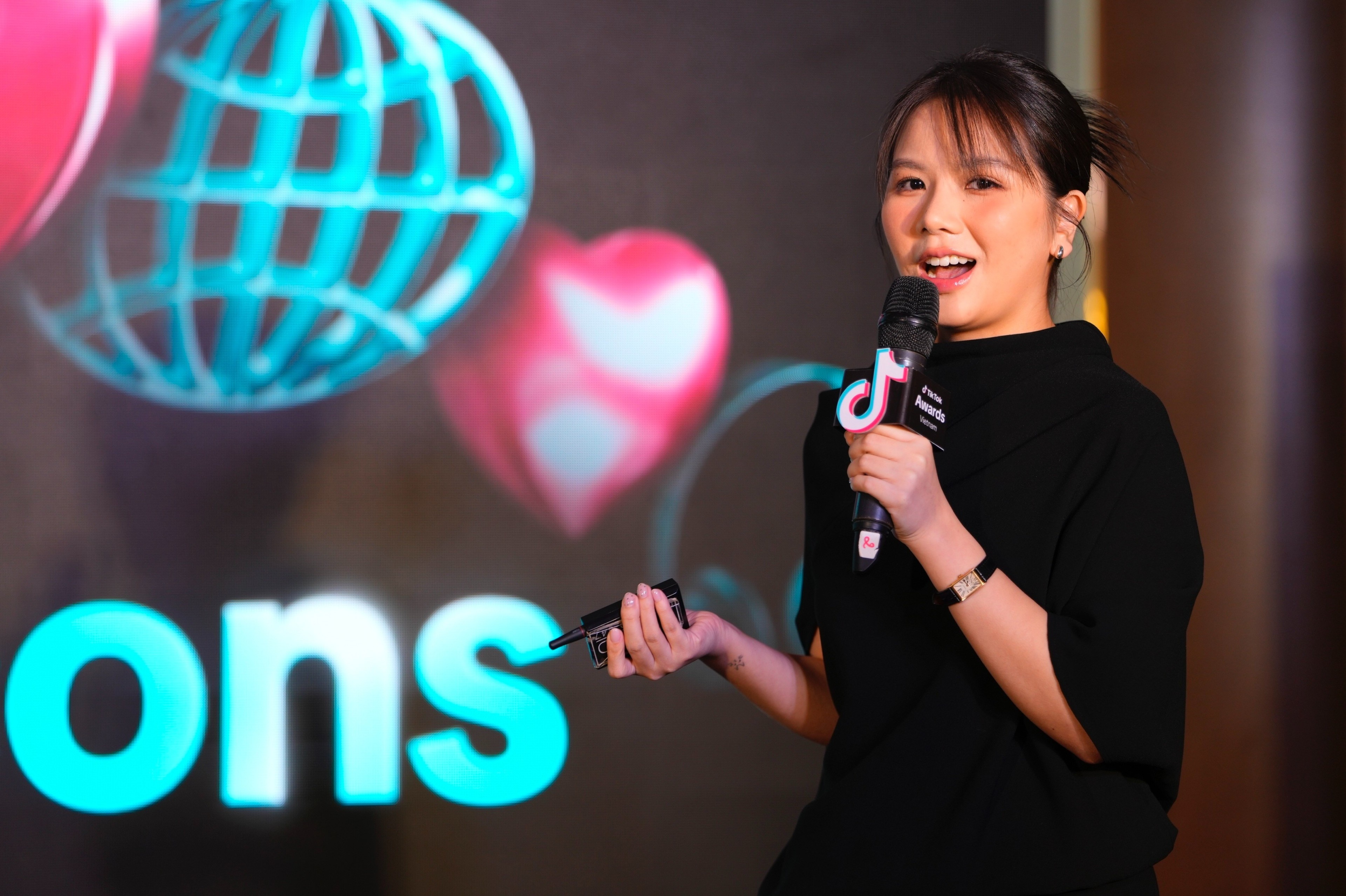 Lan dau vinh danh ‘Nguoi ke chuyen cua nam' o TikTok Awards Viet Nam hinh anh