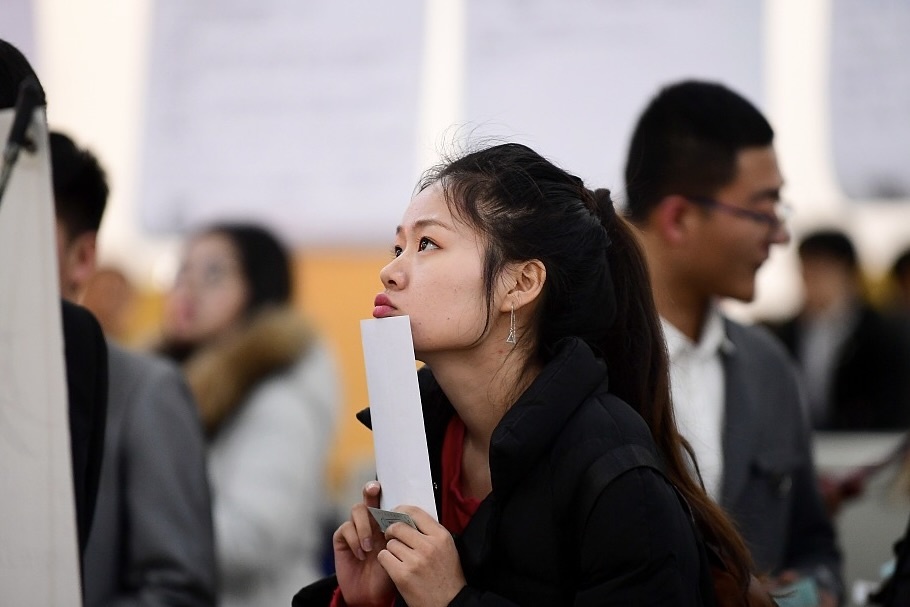 Ben trong noi nuong nau cua gioi tre Trung Quoc that nghiep hinh anh