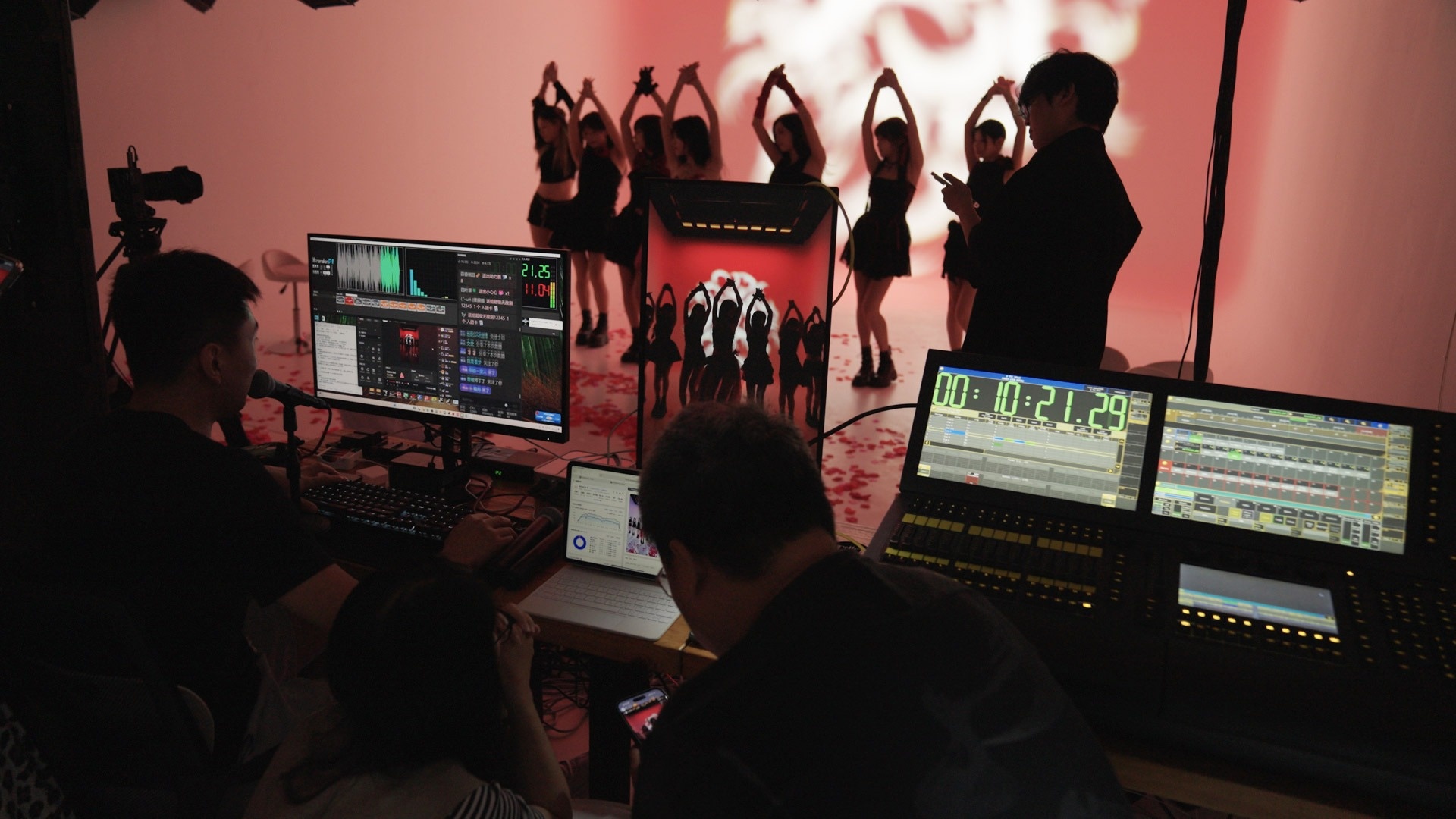 xưởng livestream,  kiếm sống livestream,  tuanbo Douyin,  livestream Trung Quốc,  vũ công livestream,  cuộc sống streamer ảnh 11 xuong livestream,  kiem song livestream,  tuanbo Douyin,  livestream Trung Quoc,  vu cong livestream,  cuoc song streamer anh 11