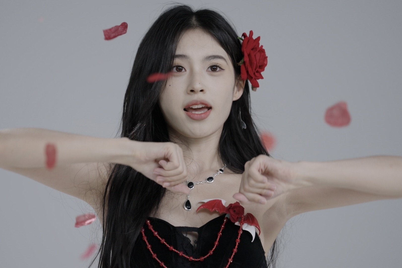 Chat vat kiem song trong cac 'xuong livestream' hinh anh