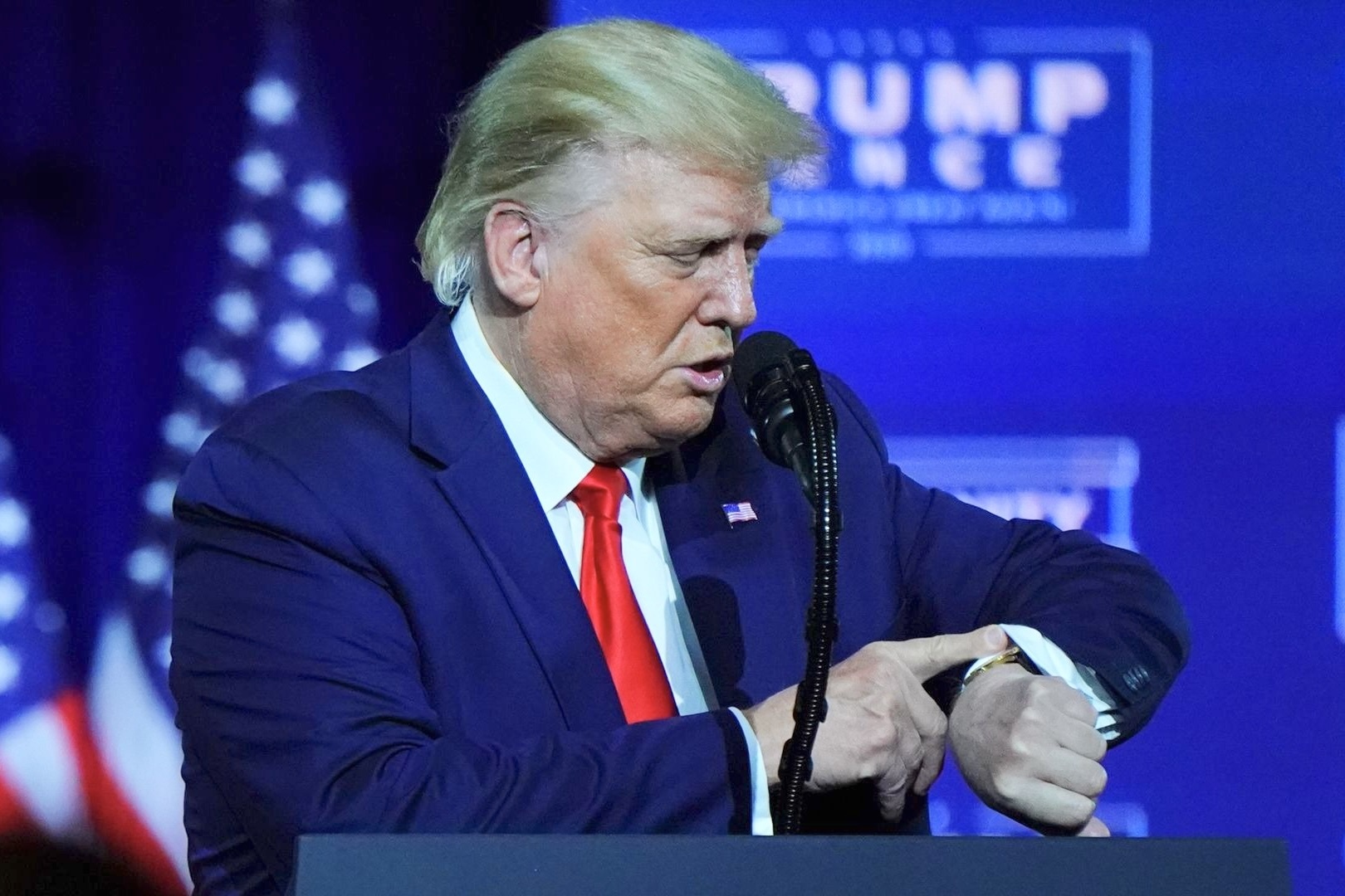 Tong thong Trump quang cao dong ho Trung Quoc hinh anh