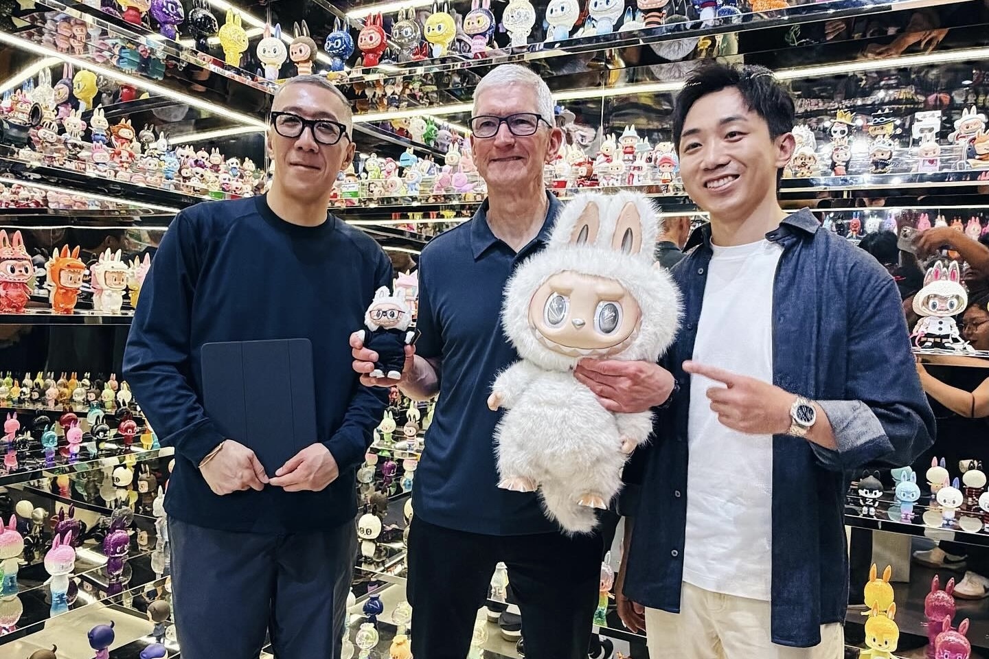 Labubu cua Tim Cook cam iPhone 17 Pro hinh anh